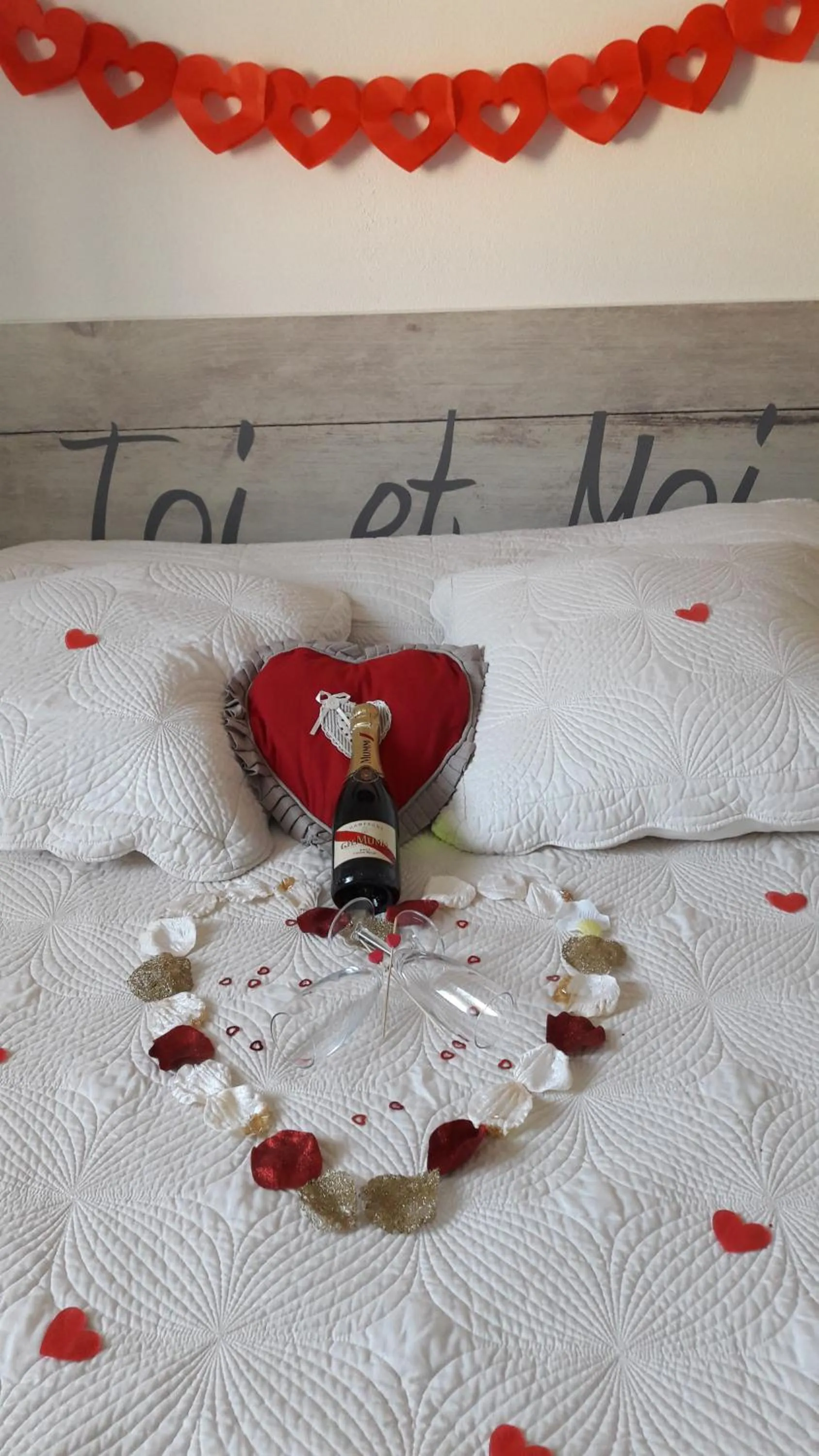 Decorative detail, Bed in Appart'Hôtel Les Rochers