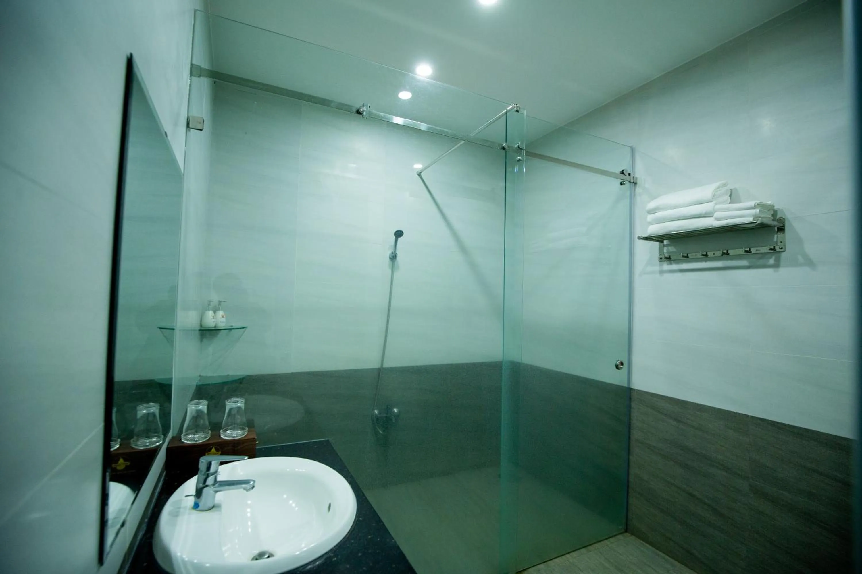 Shower in Nhat Quang Hotel