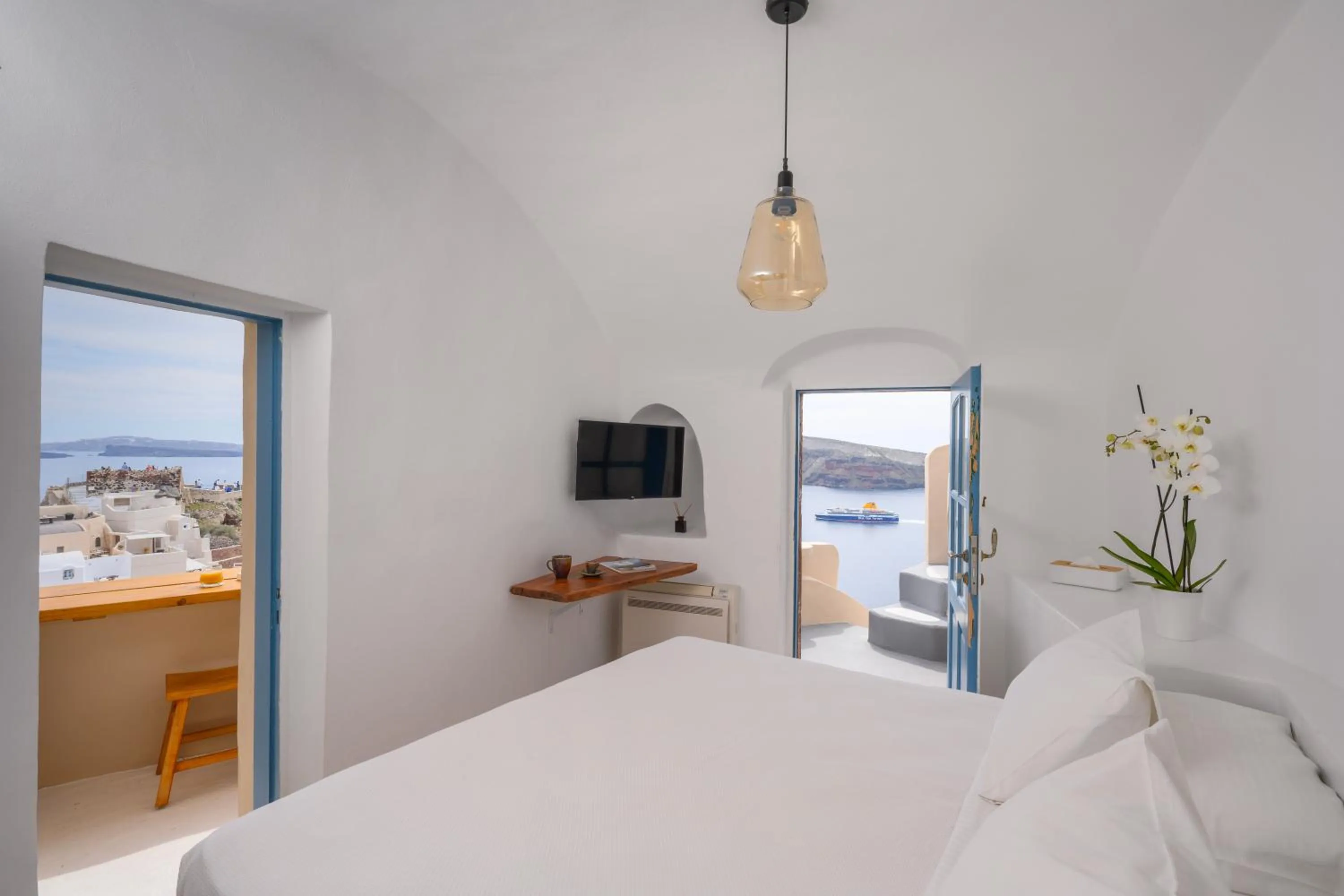 TV and multimedia, Bed in Nano Oia Villas