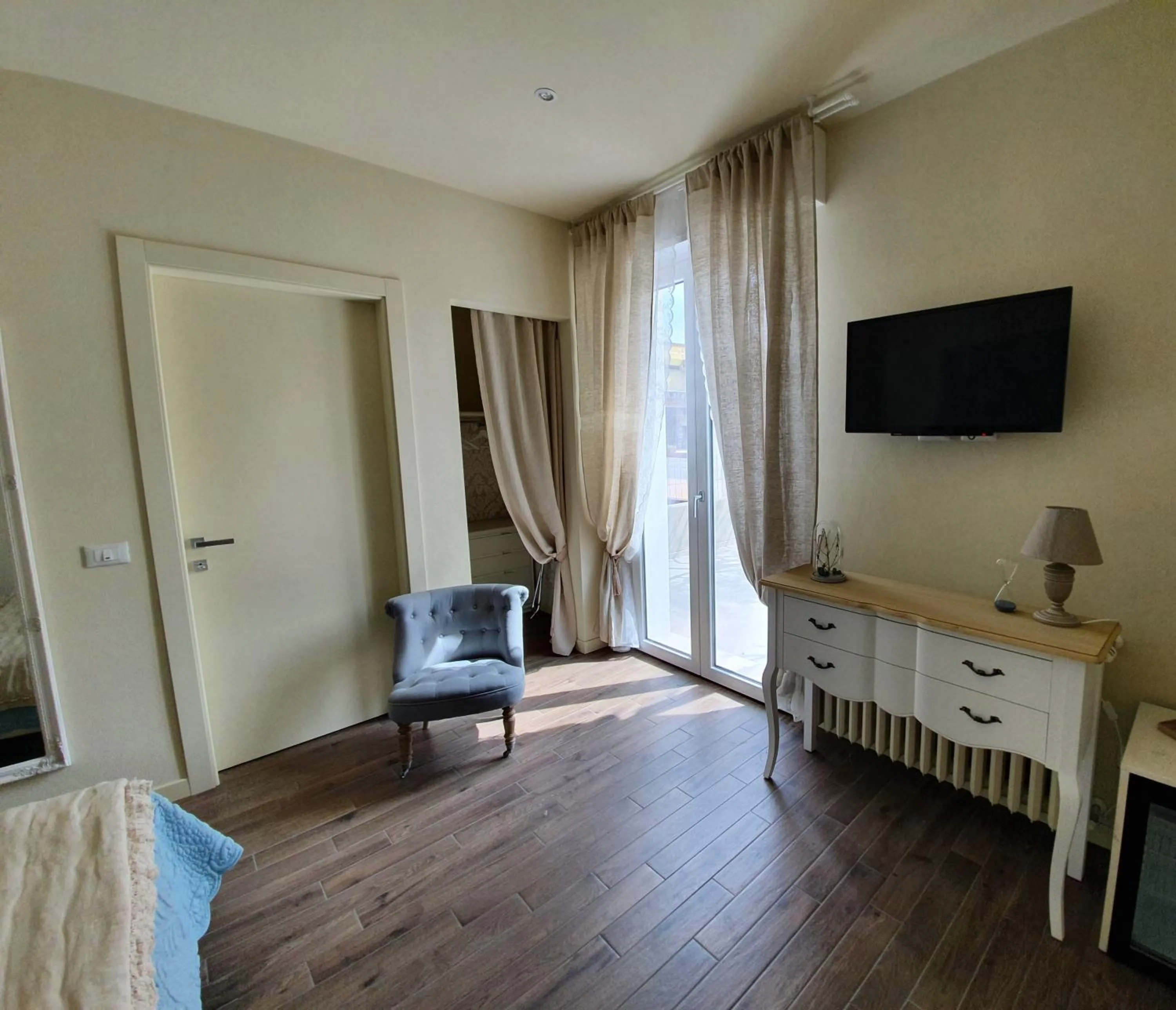 Photo of the whole room, Bed in Romantic Home