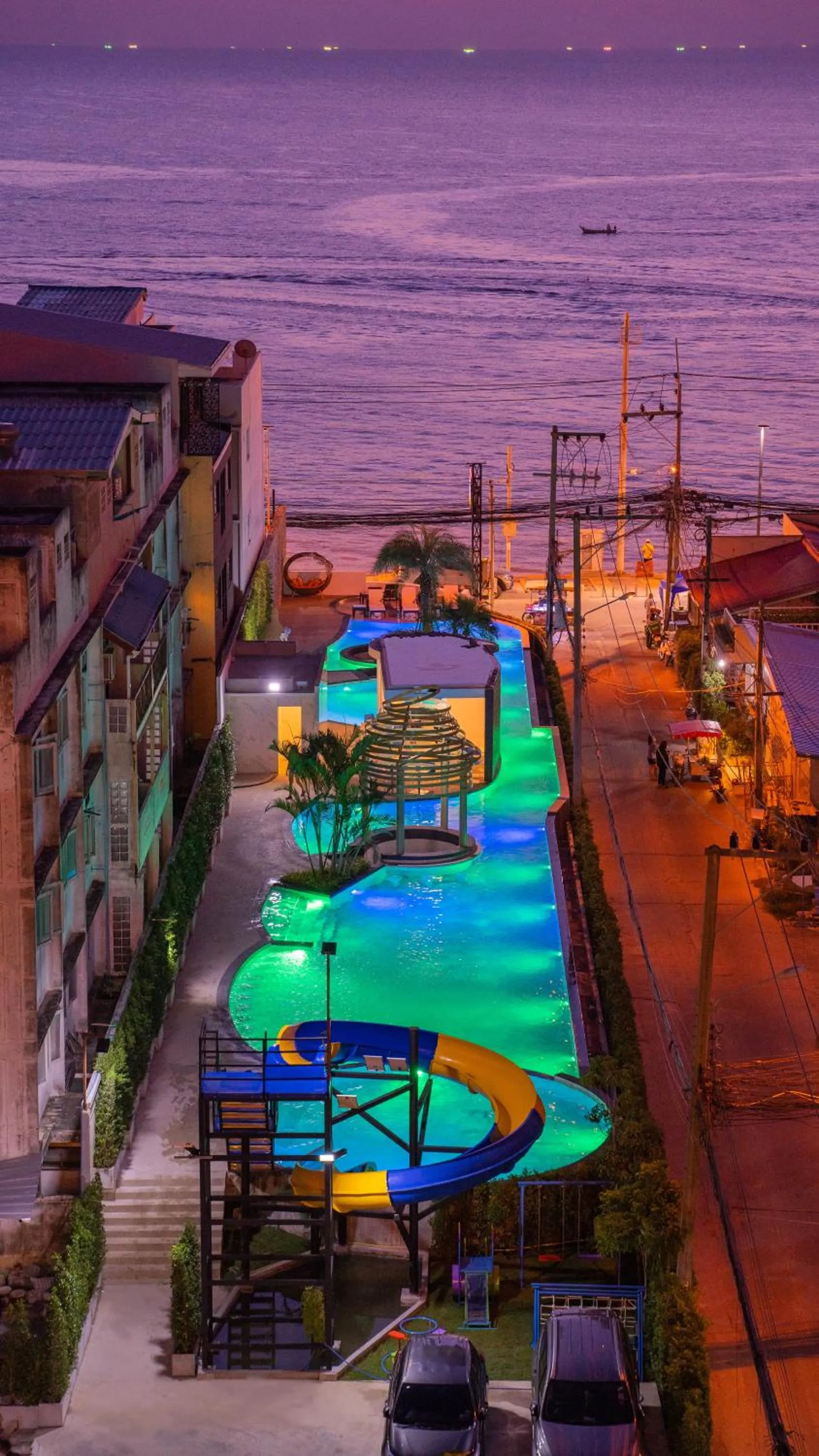 Swimming pool in Golden Jomtien Beach Hotel