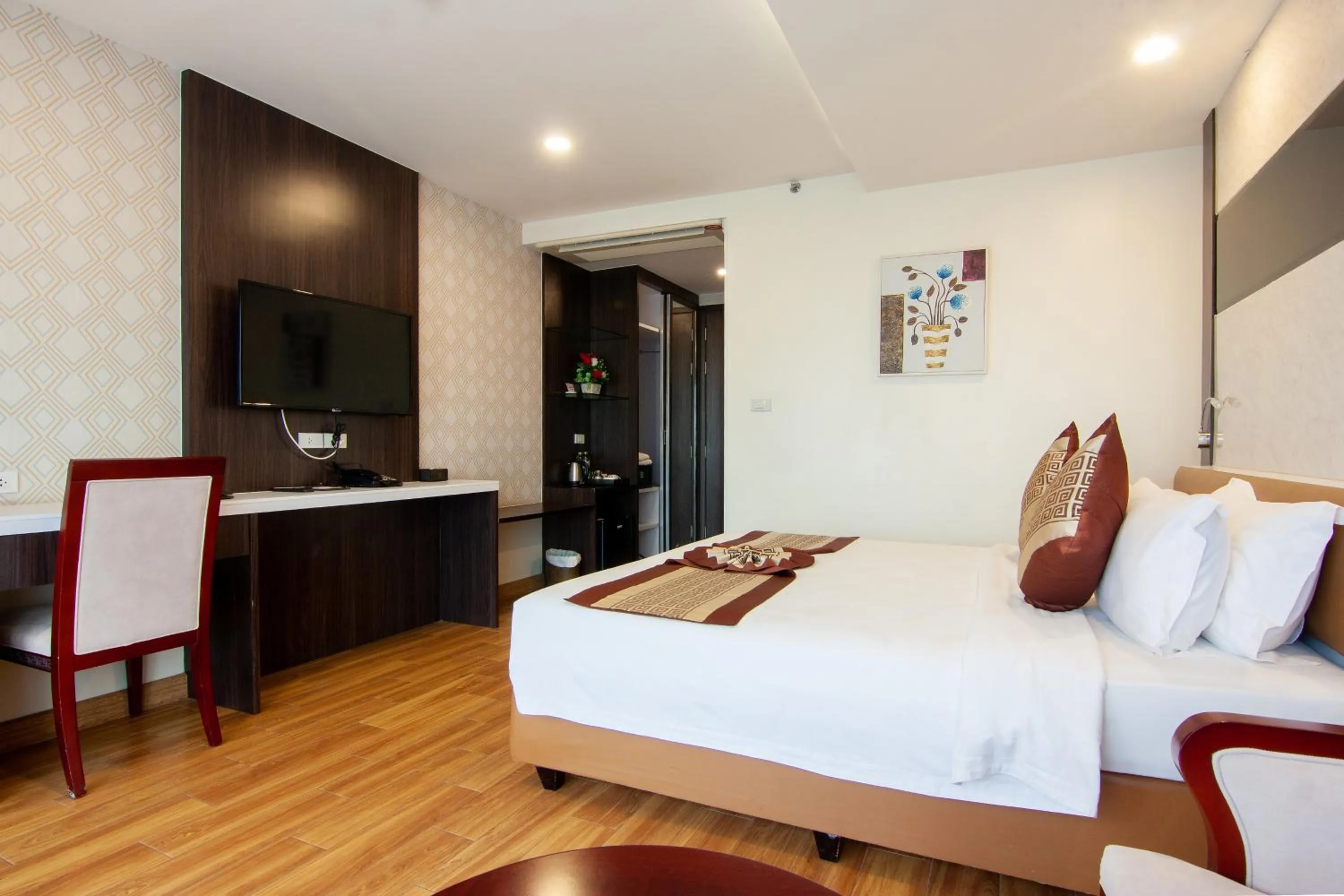 Bed in Golden Jomtien Beach Hotel