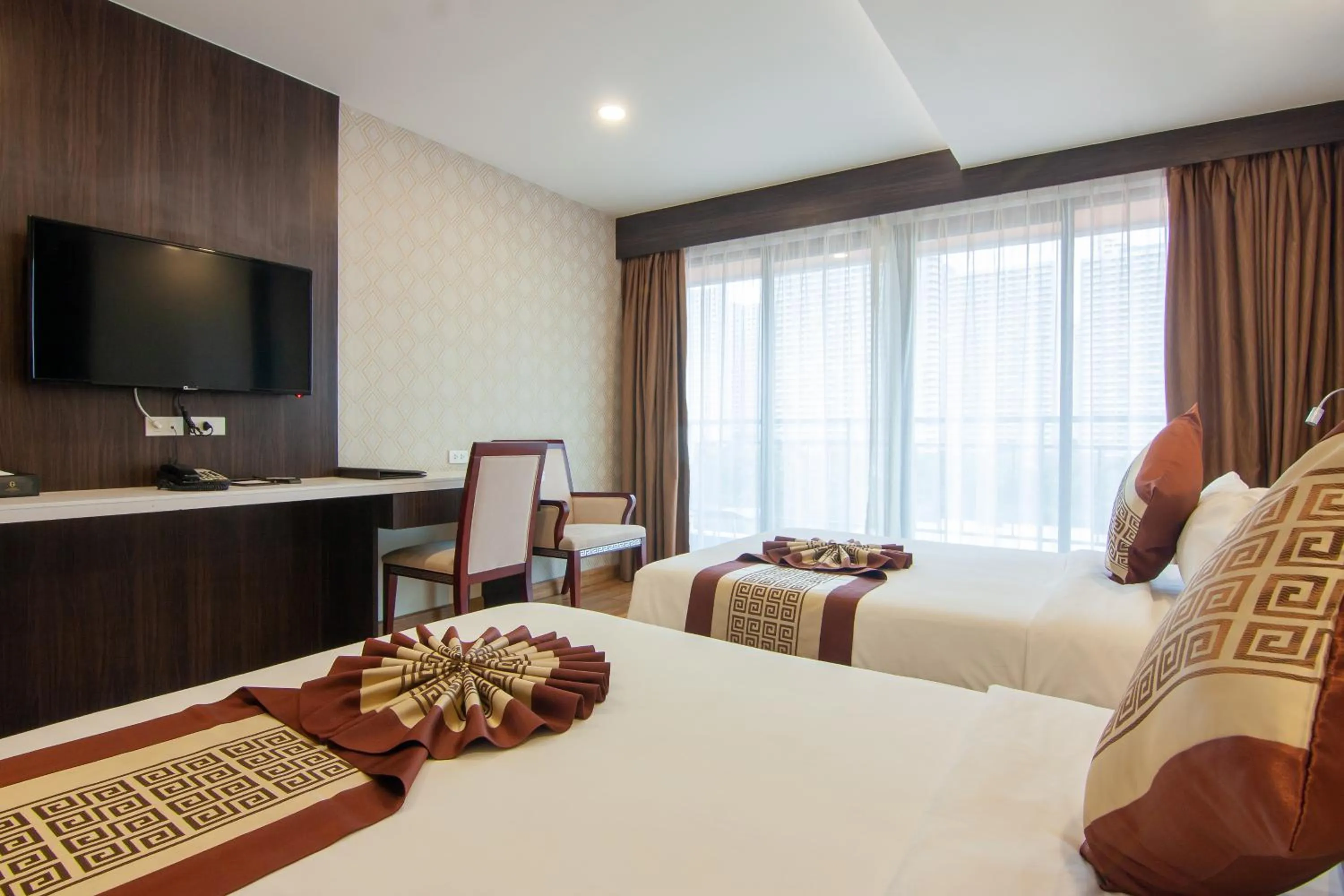 Bed in Golden Jomtien Beach Hotel