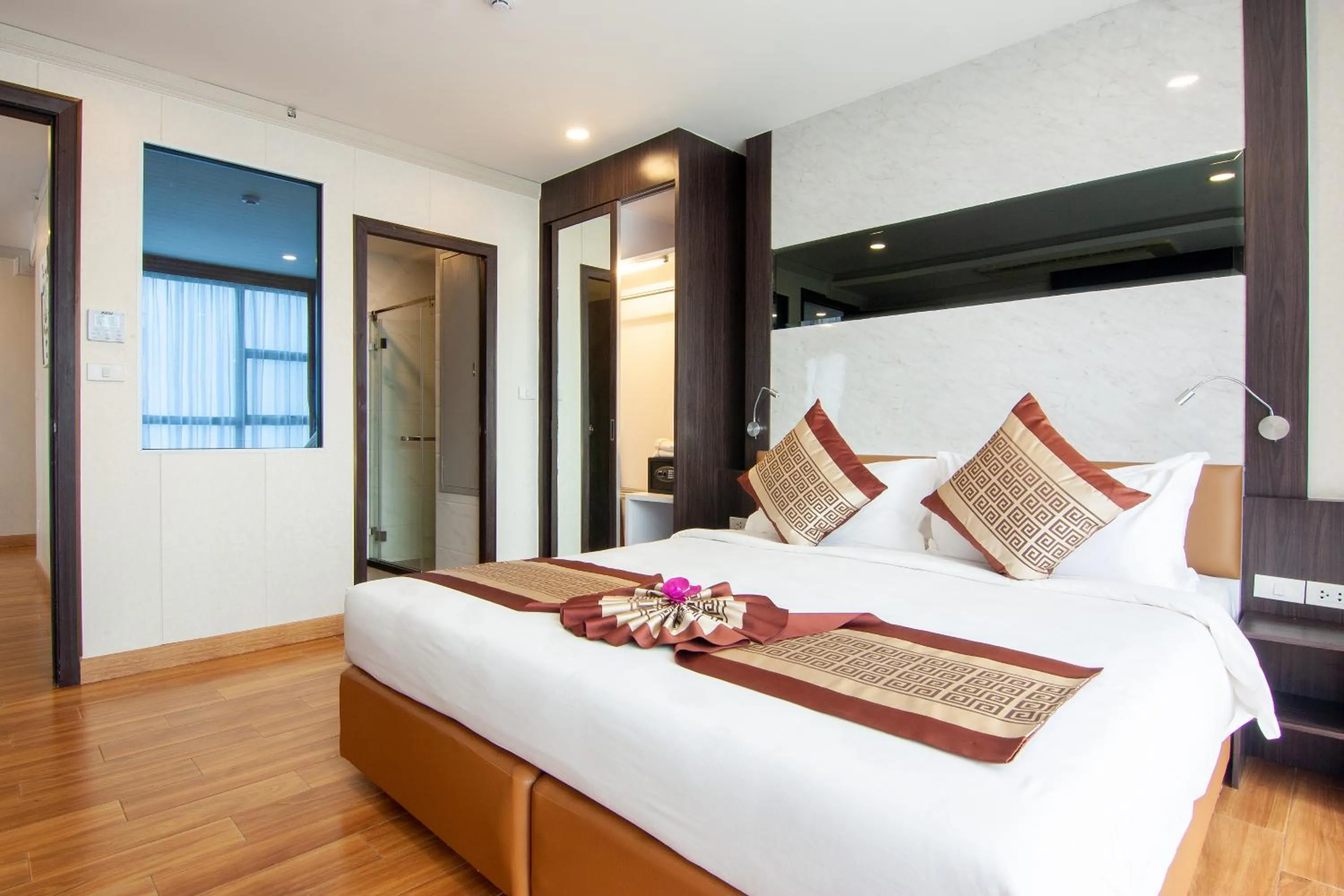 Photo of the whole room, Bed in Golden Jomtien Beach Hotel