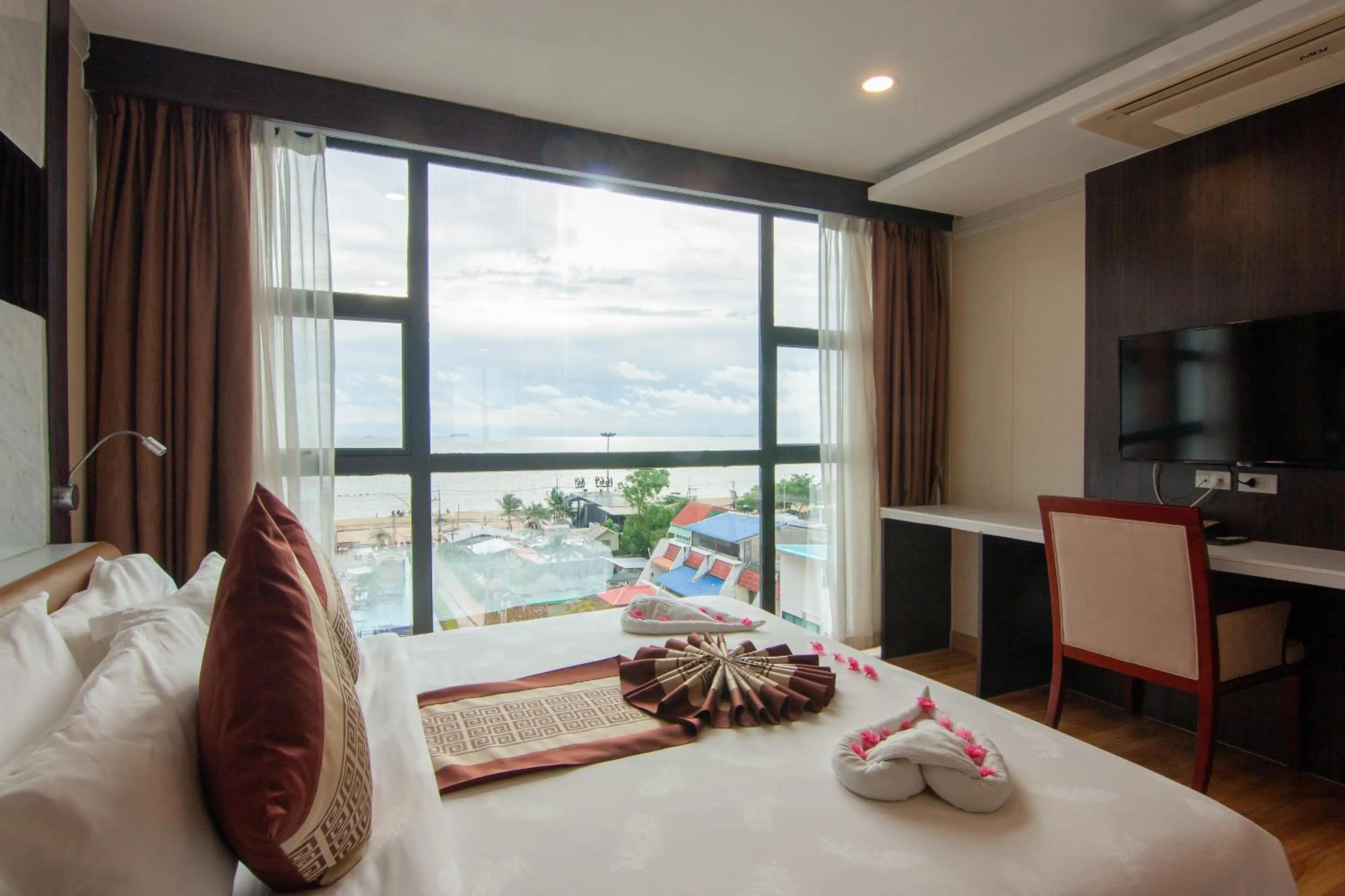 Natural landscape, Bed in Golden Jomtien Beach Hotel