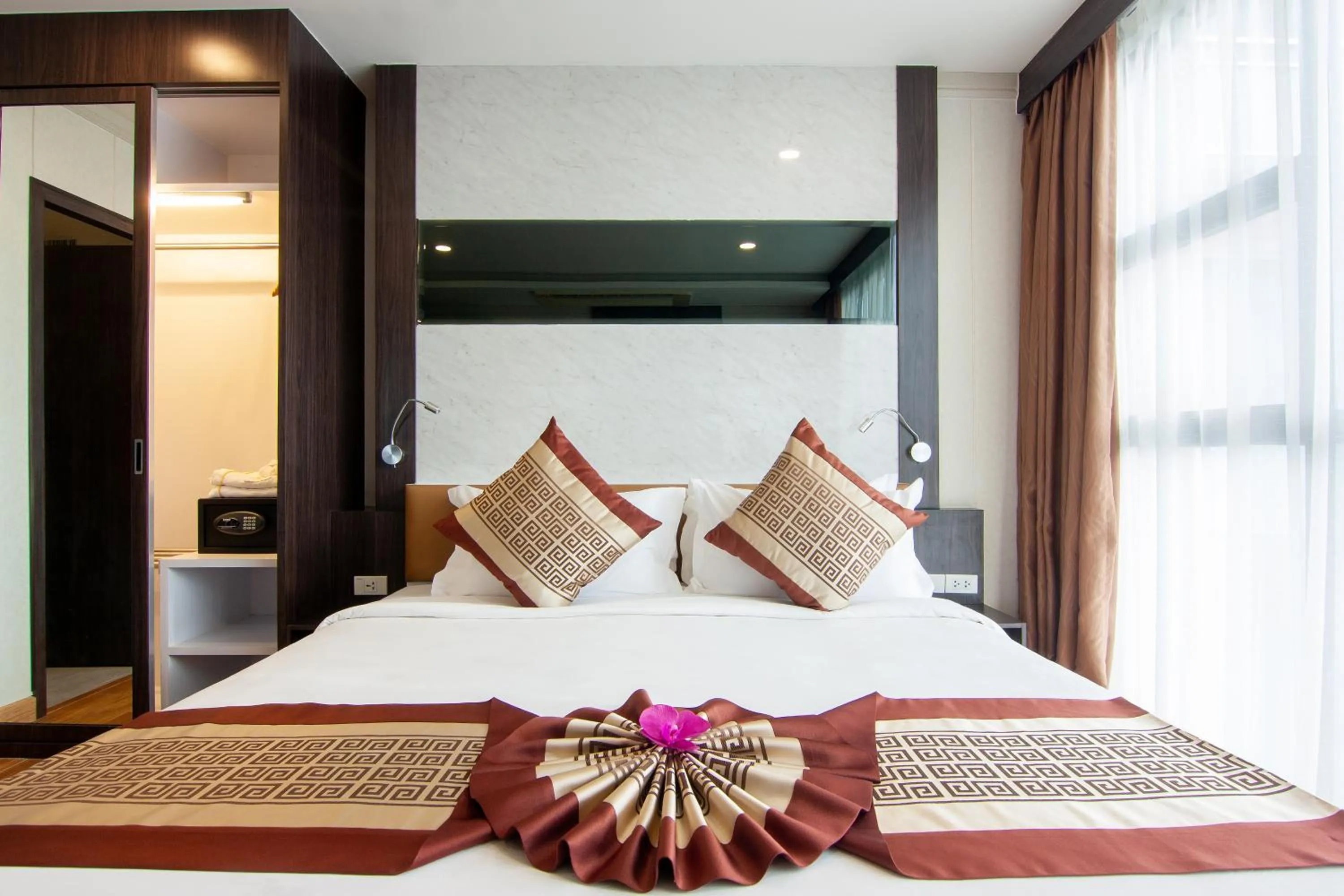 Bed in Golden Jomtien Beach Hotel