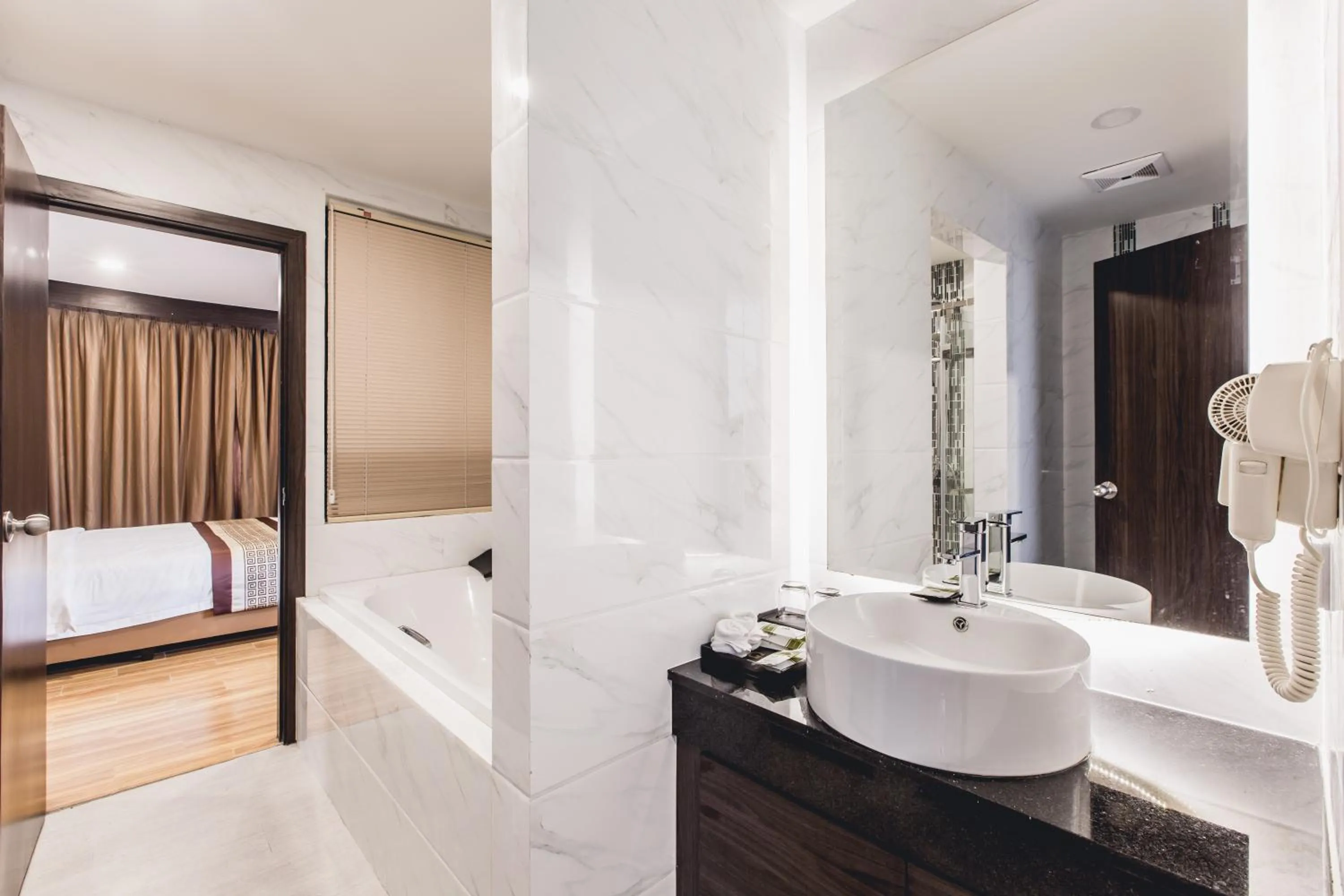 Bathroom, Bed in Golden Jomtien Beach Hotel