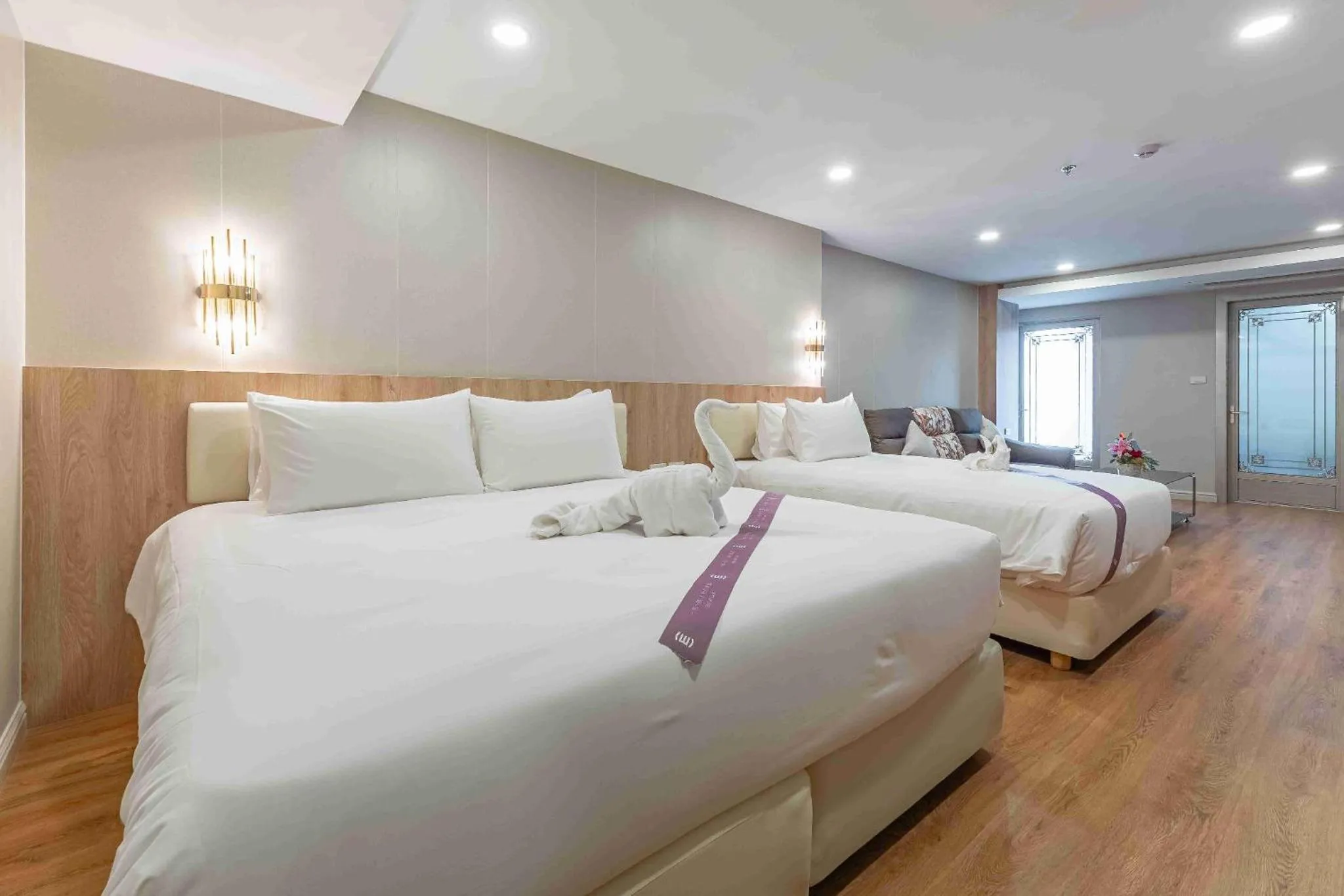 Bed in Golden Jomtien Beach Hotel