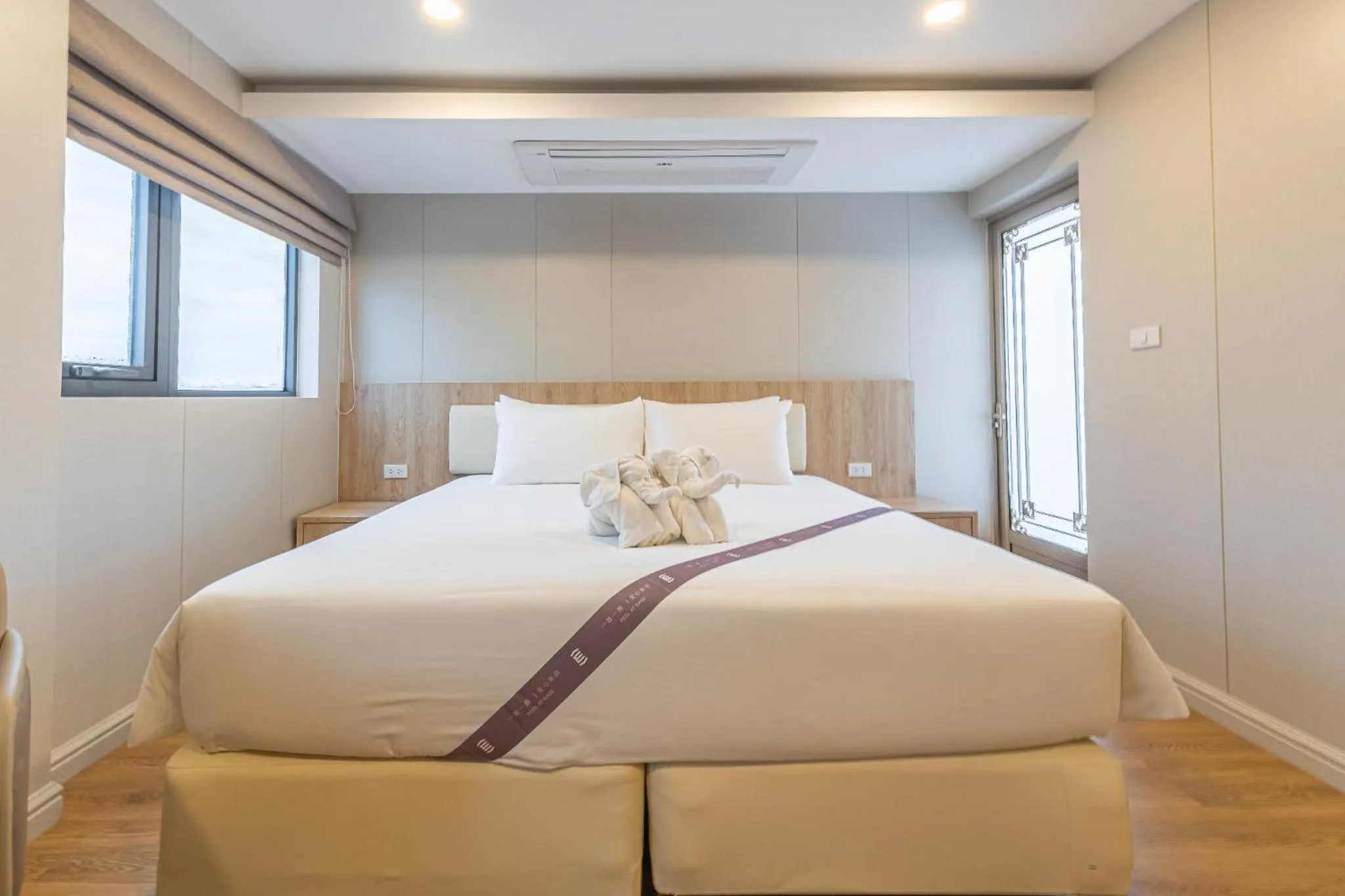 Bed in Golden Jomtien Beach Hotel