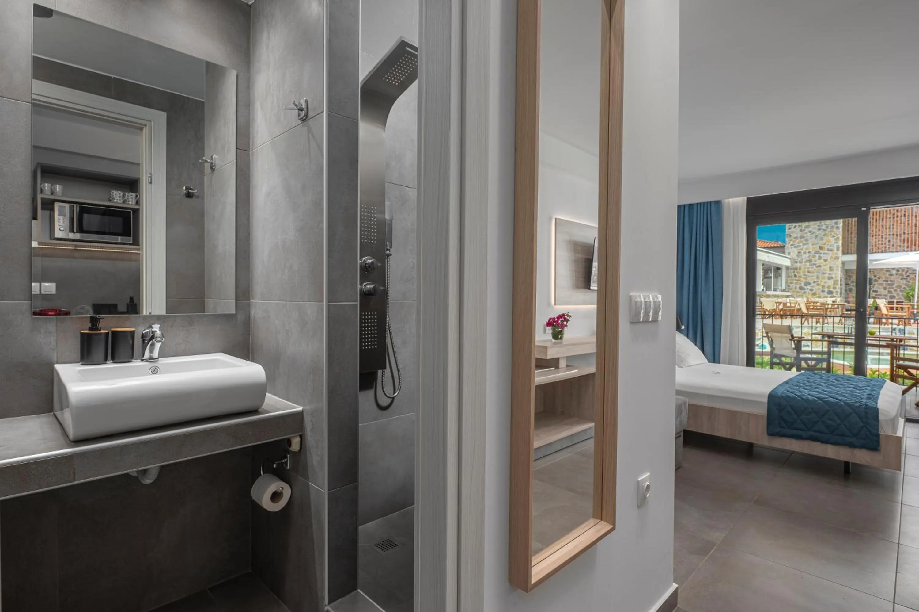 Bathroom, Bed in Dandelion Suites