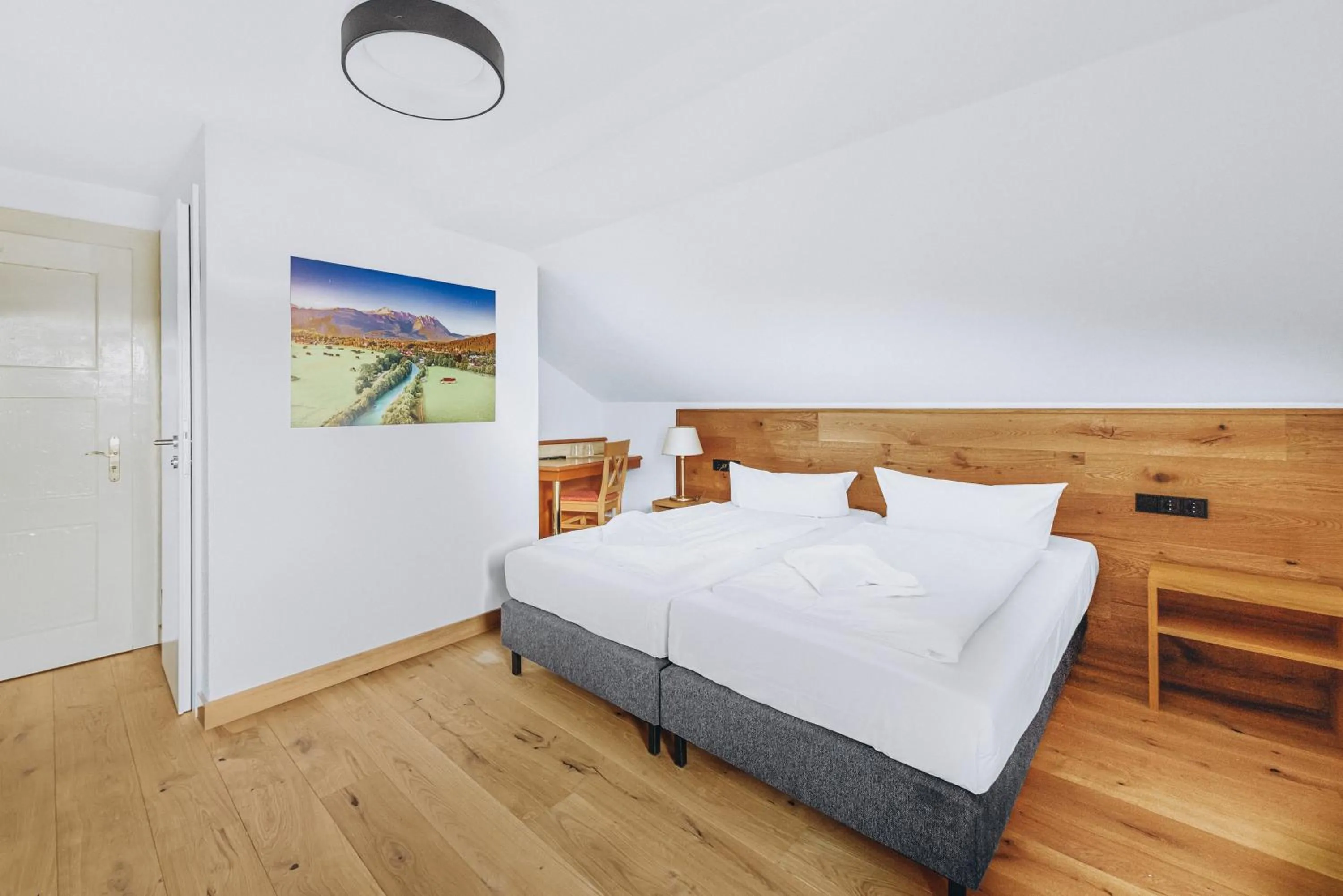 Photo of the whole room, Bed in Weidegg - Hotel Garni