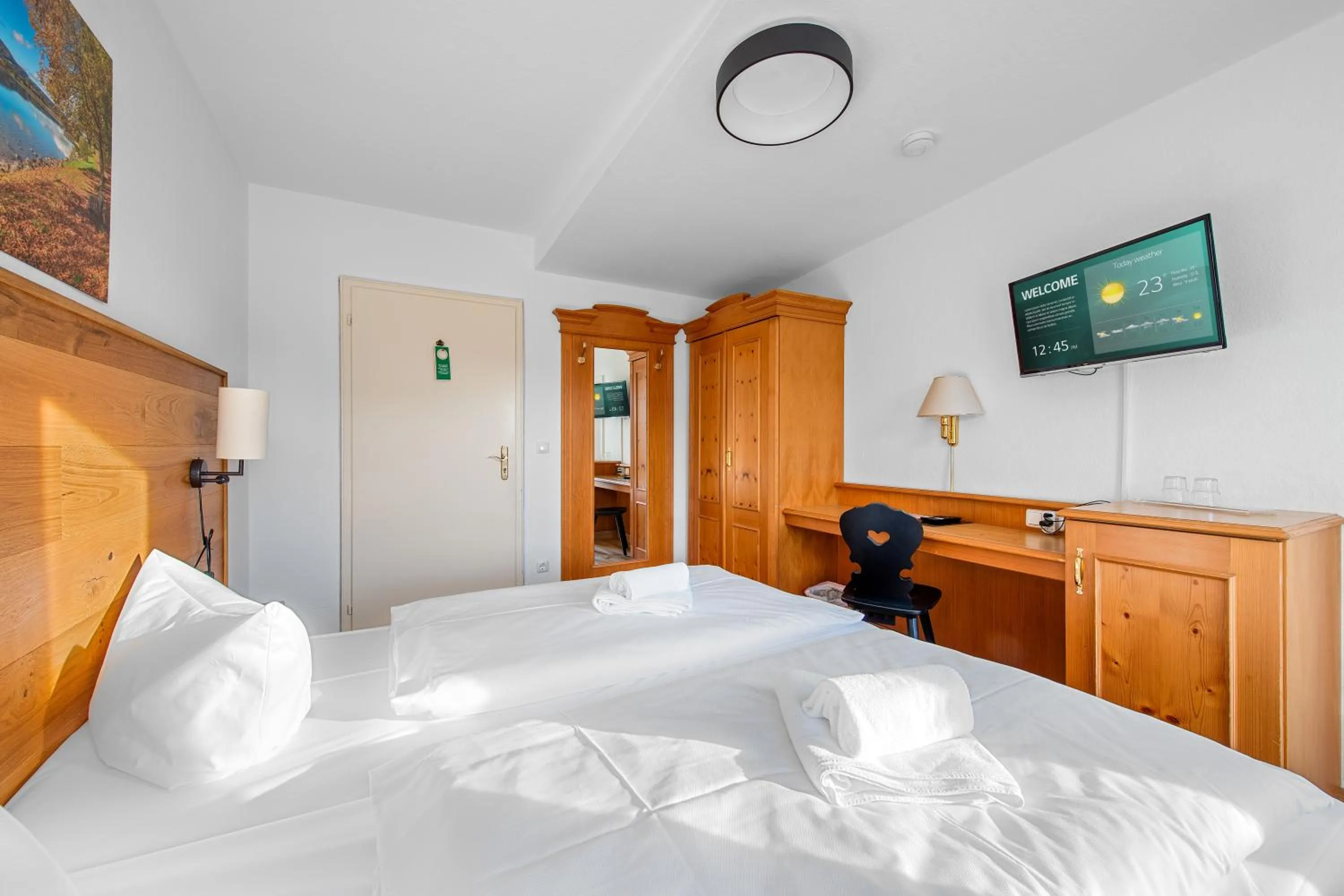 Photo of the whole room, Bed in Weidegg - Hotel Garni