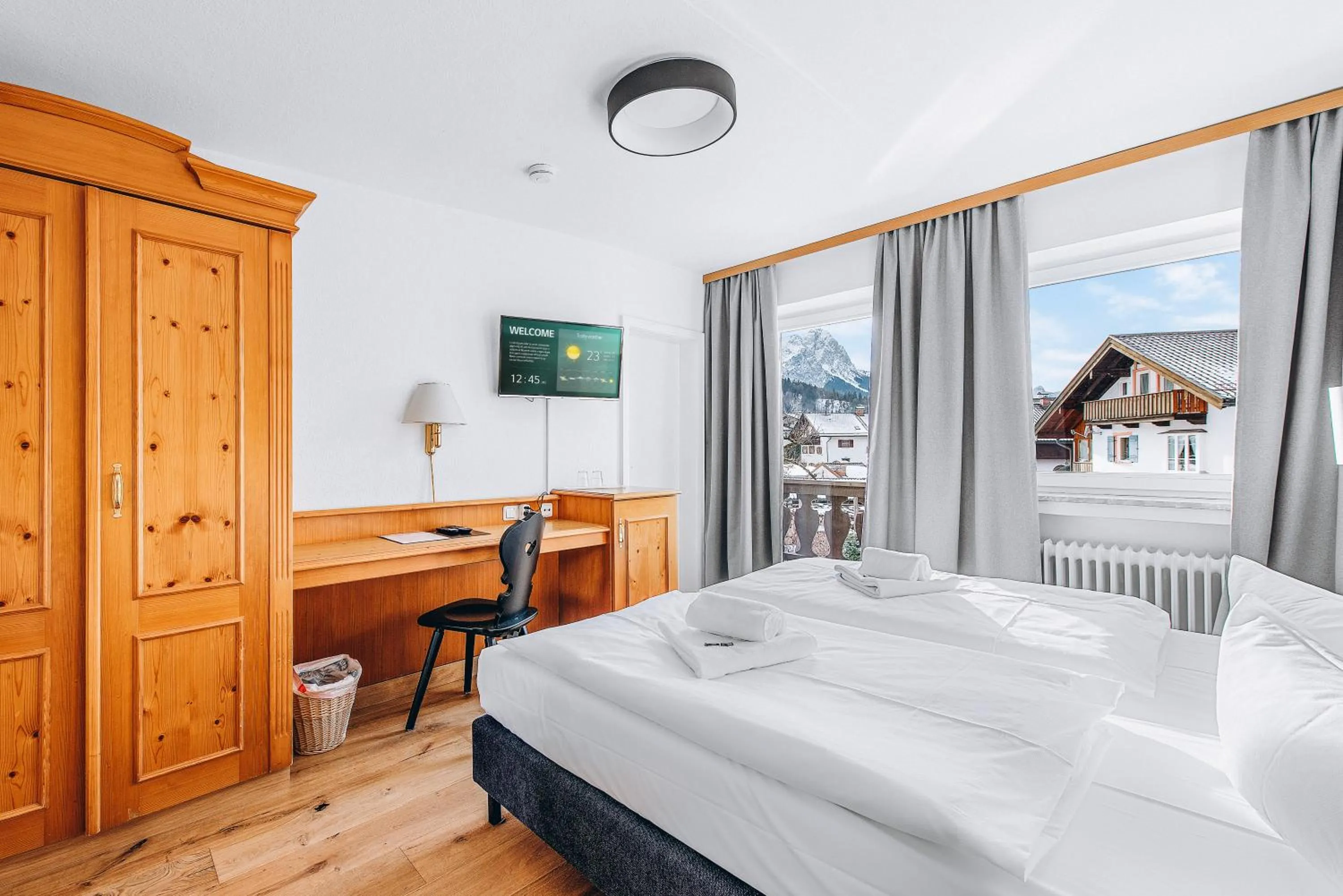 Photo of the whole room, Bed in Weidegg - Hotel Garni