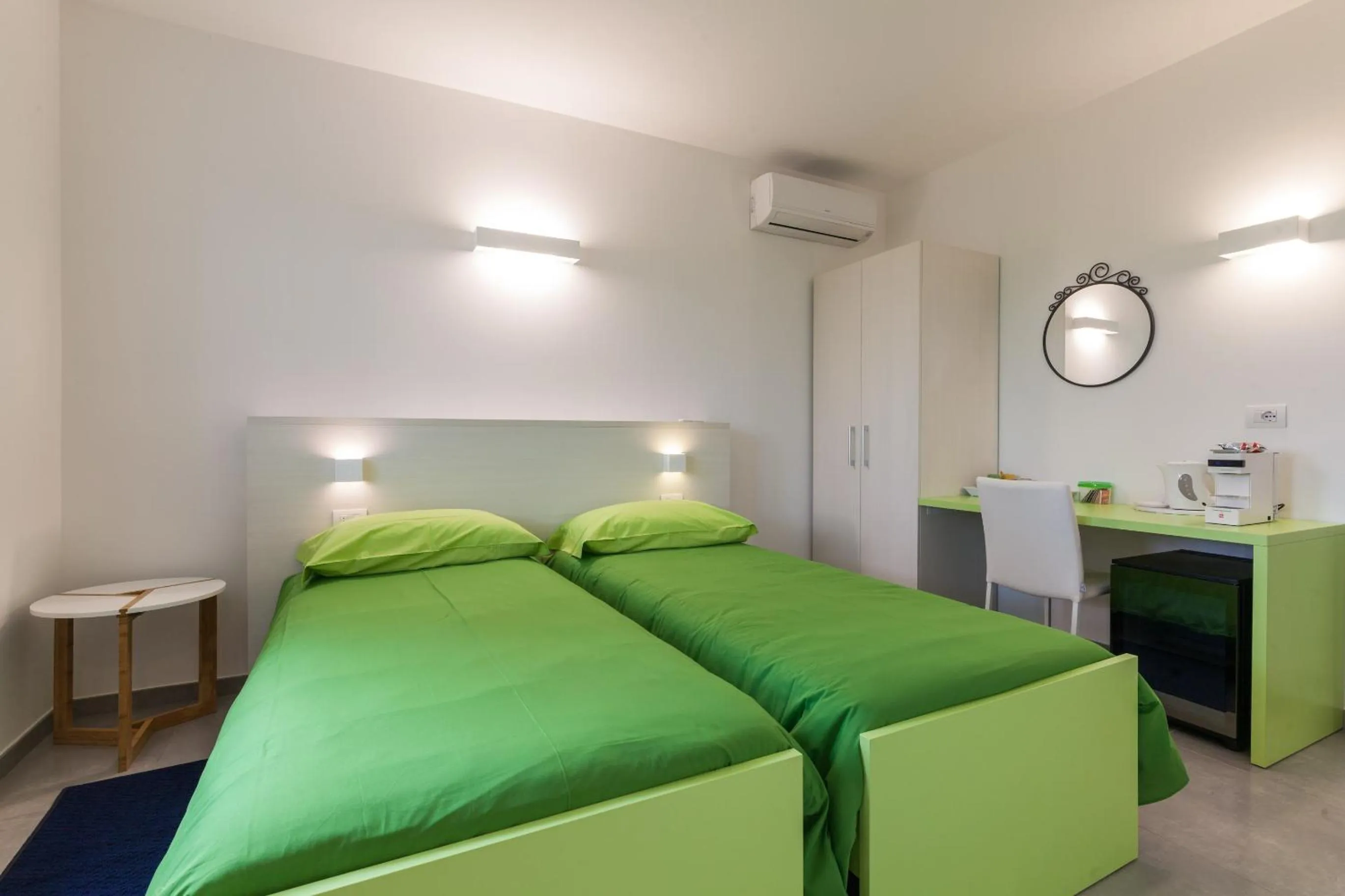 Photo of the whole room, Bed in Rose Canine B&B