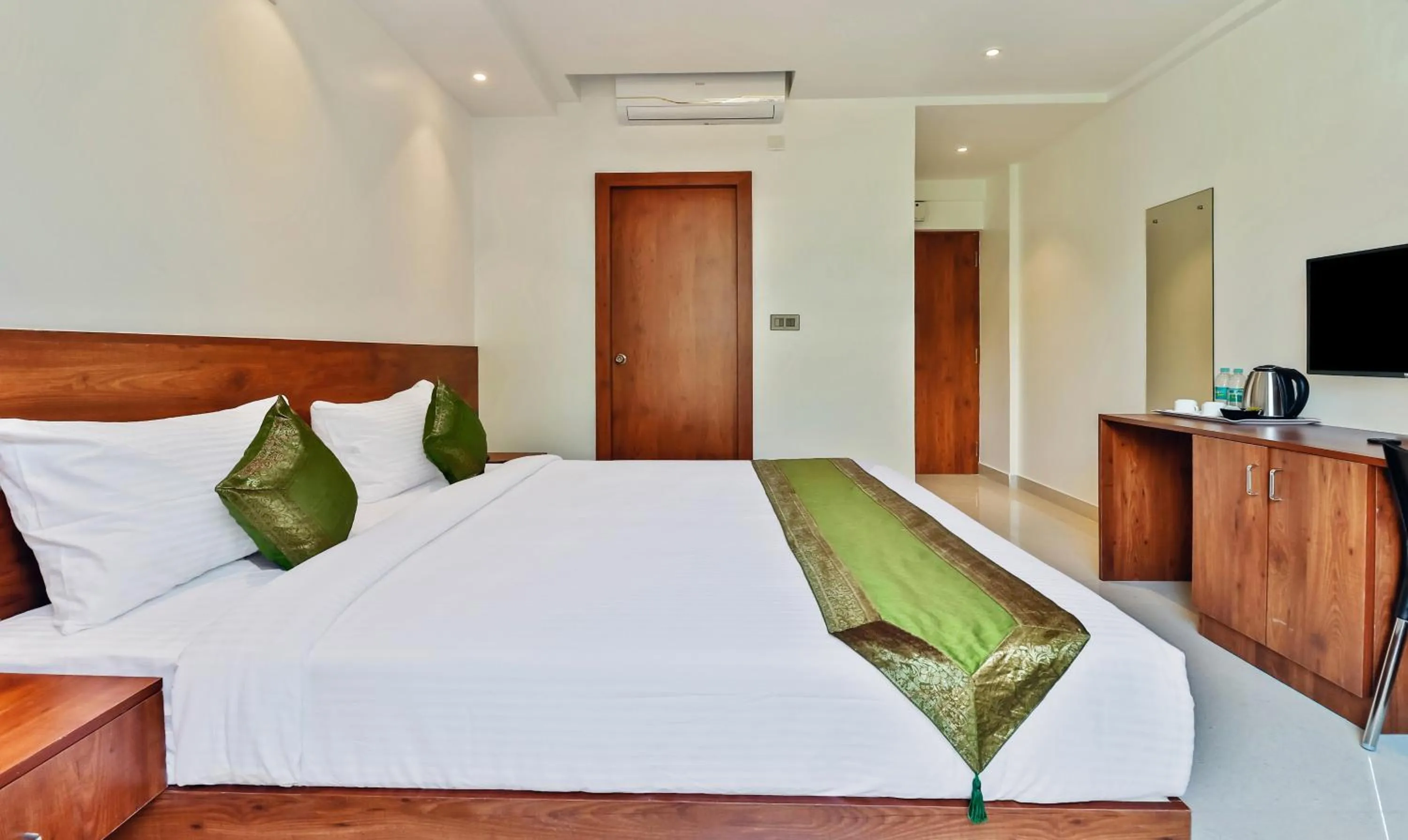 Photo of the whole room, Bed in Treebo Blu Orchid