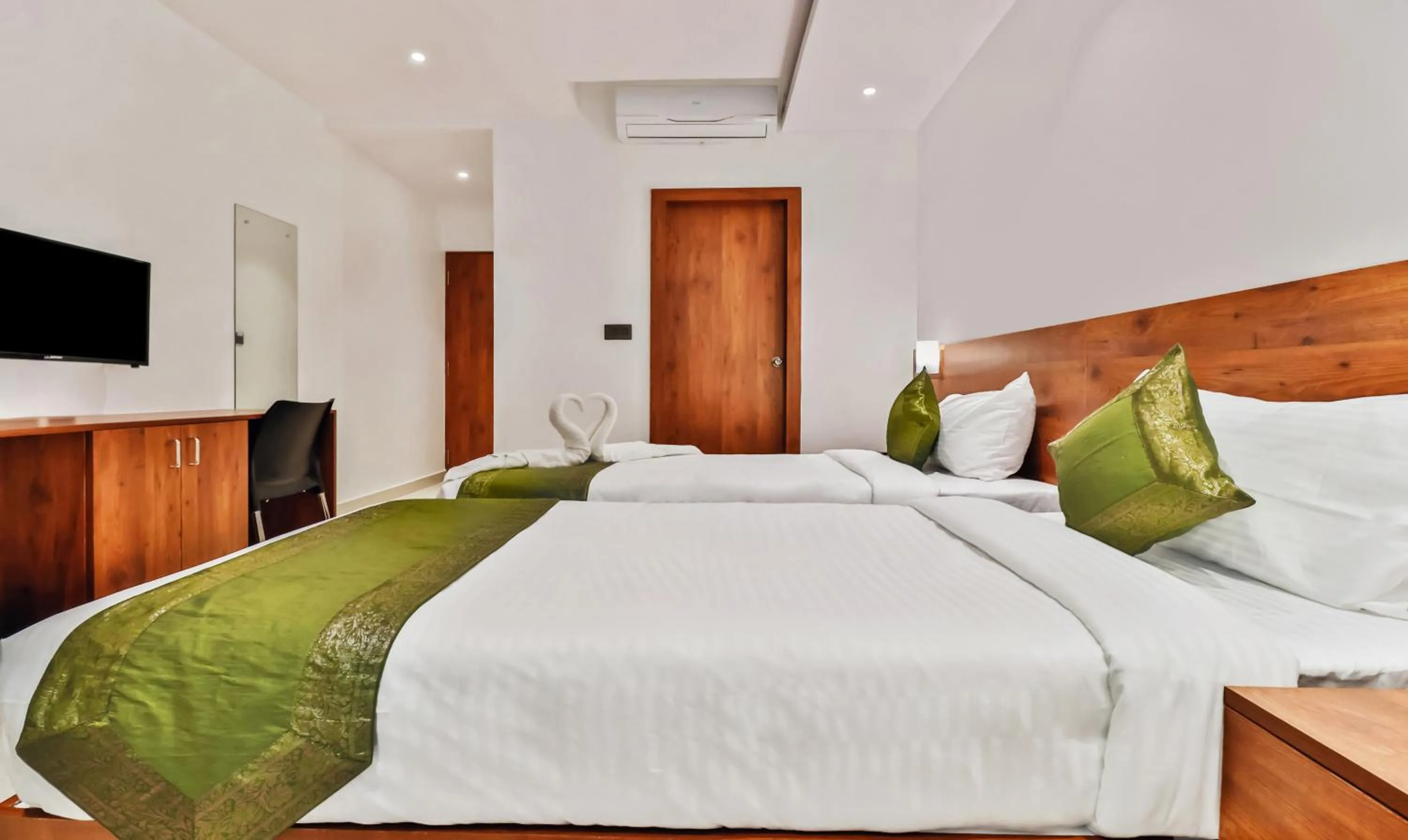 Photo of the whole room, Bed in Treebo Blu Orchid