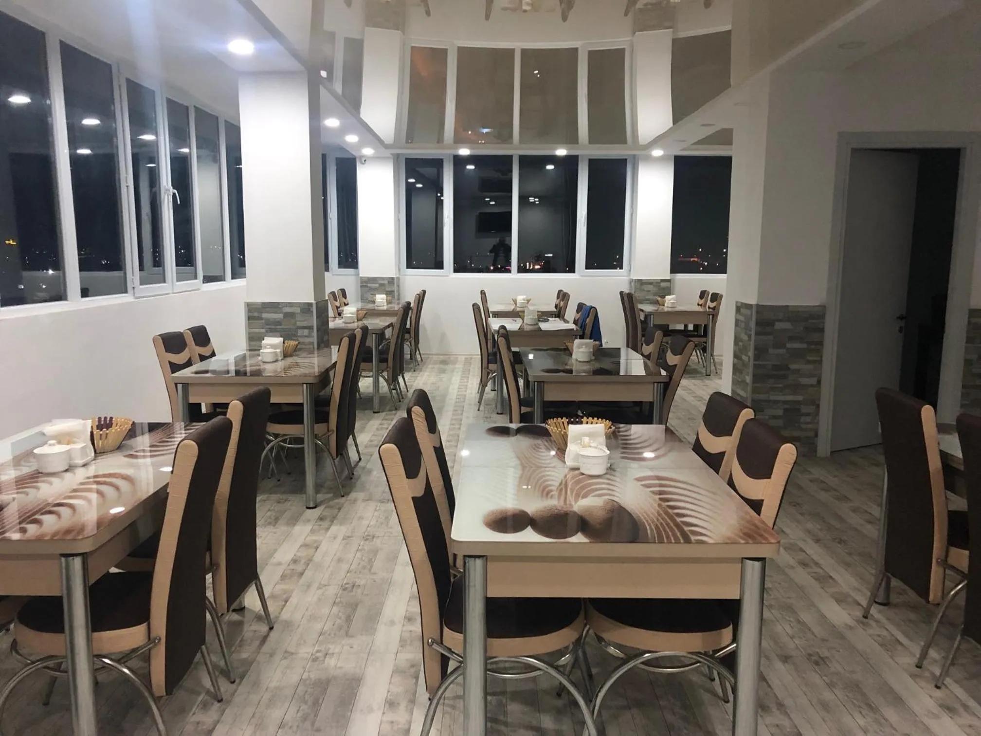 Restaurant/places to eat in Hotel Royal Georgia