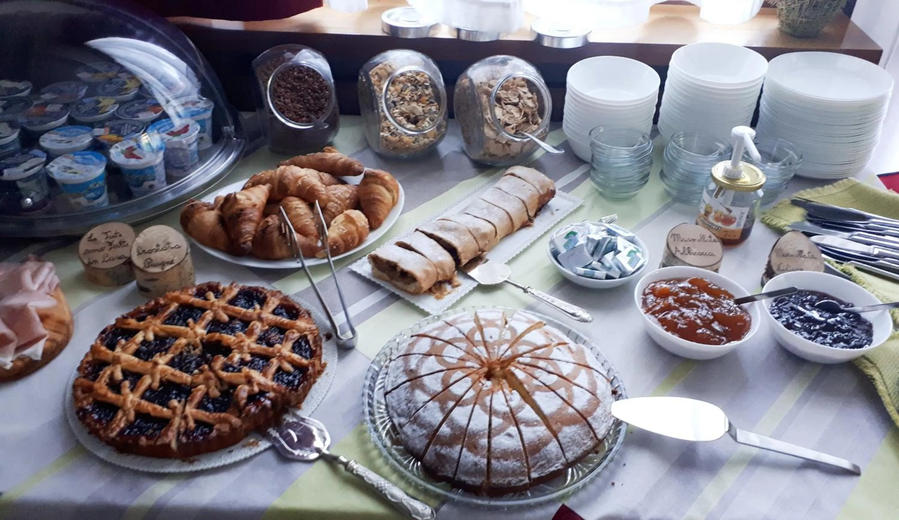 Buffet breakfast in Garni Le Prealpi