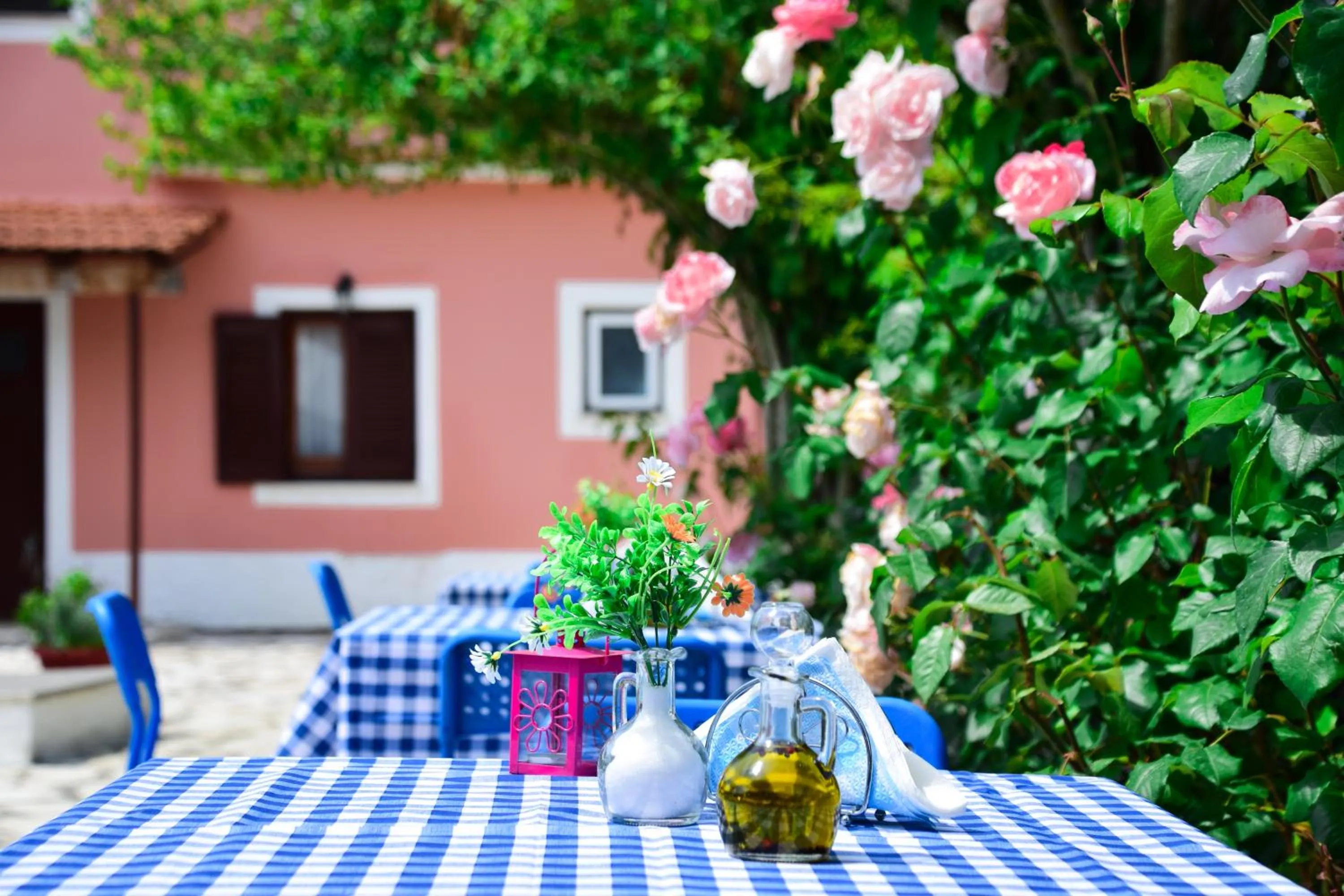 Restaurant/places to eat in Villa Valia