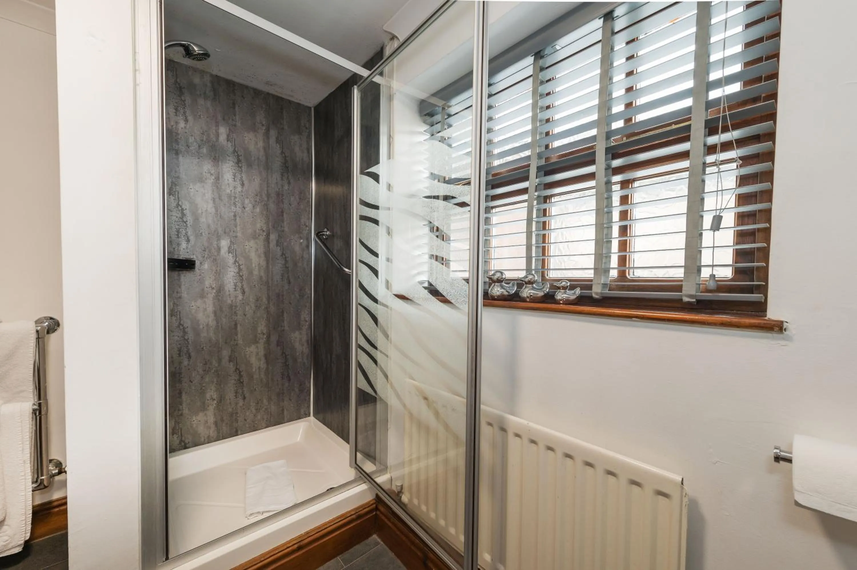 Shower in Crown and Cushion Appleby