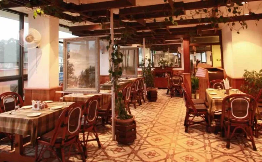 Restaurant/places to eat in Hotel Centre Point