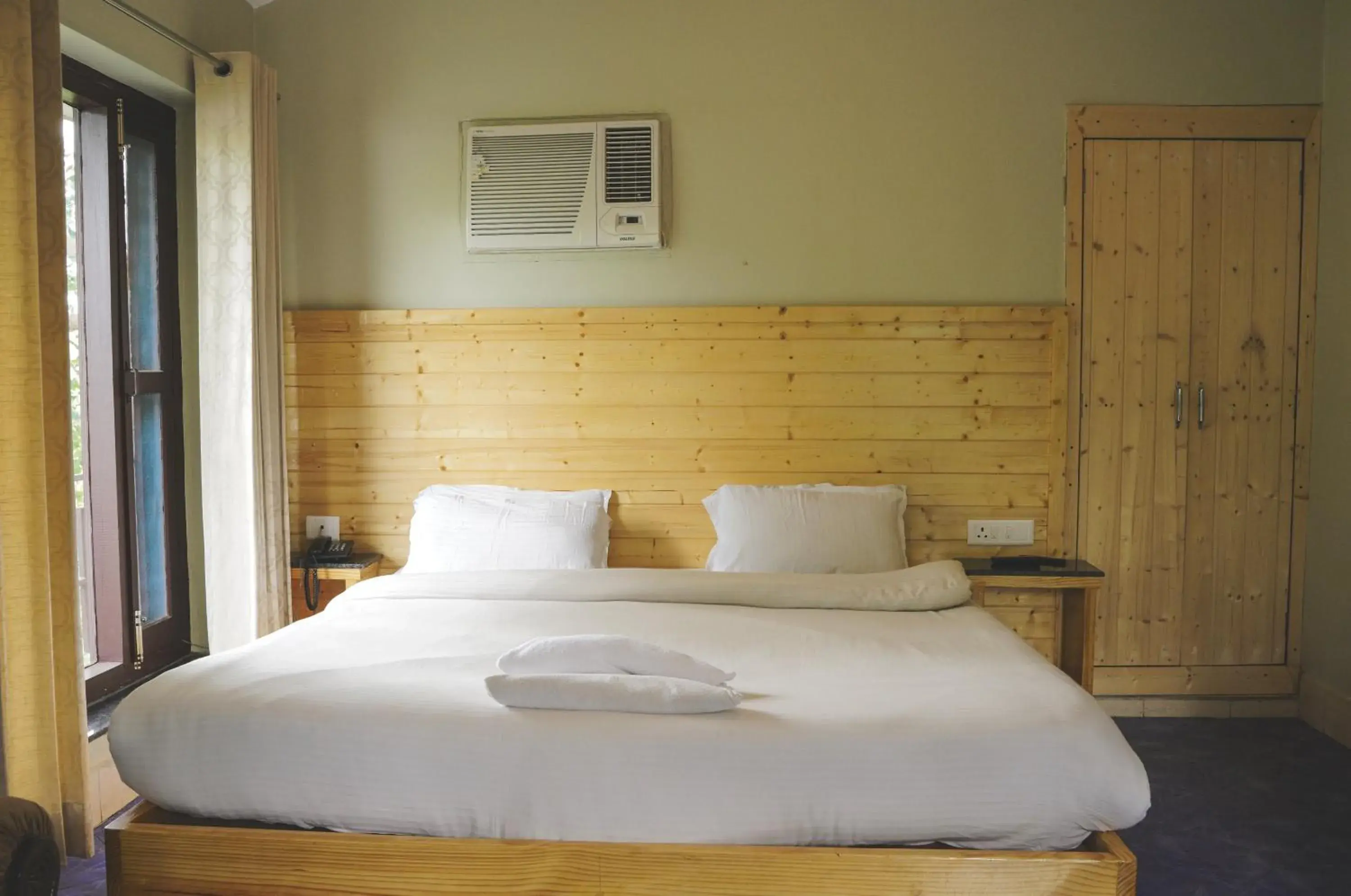 Bed in Swiss Cottage and Spa by Salvus Bed in Swiss Cottage and Spa by Salvus