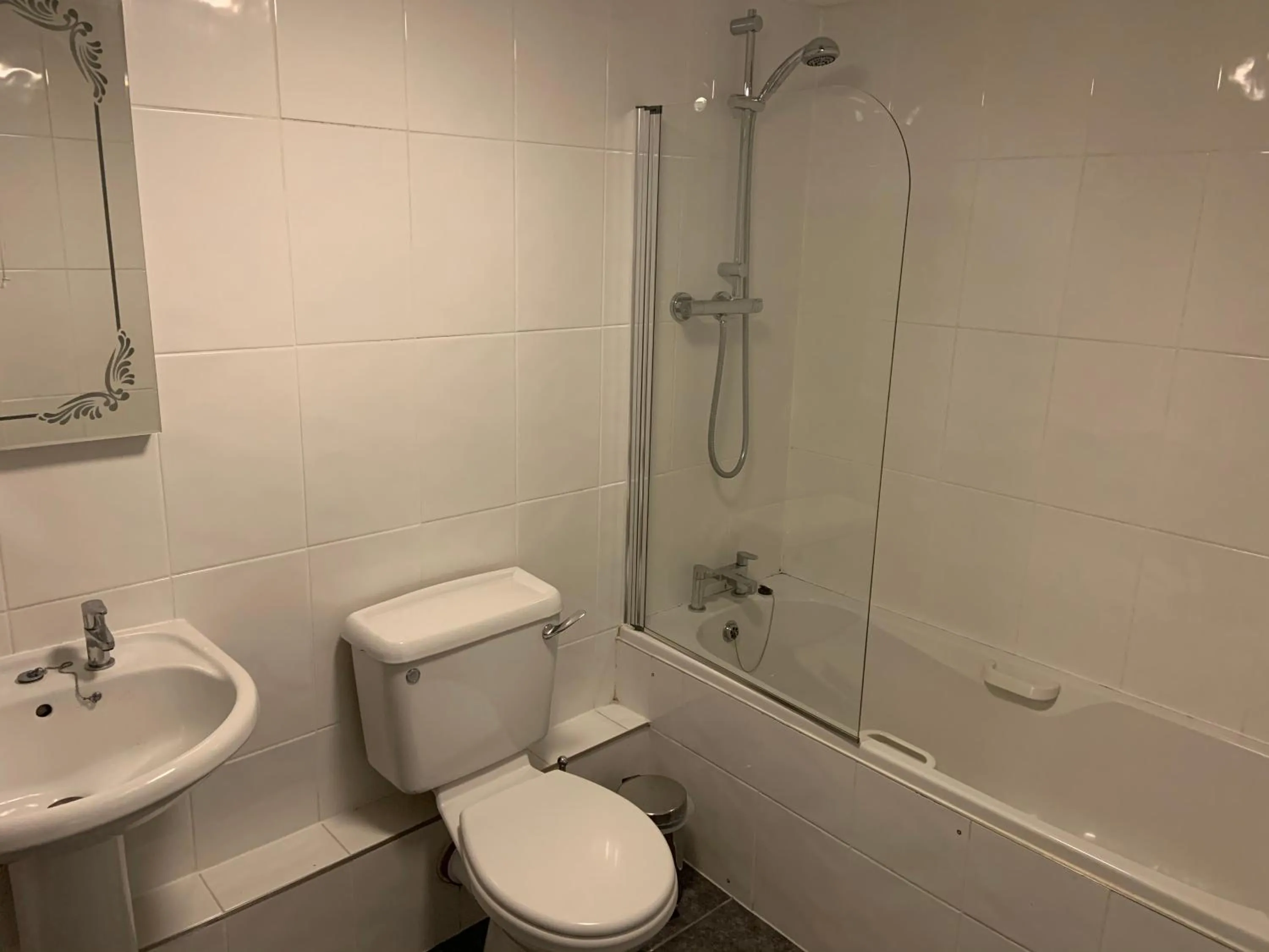 Bathroom in The Halfway House Pub and Kitchen