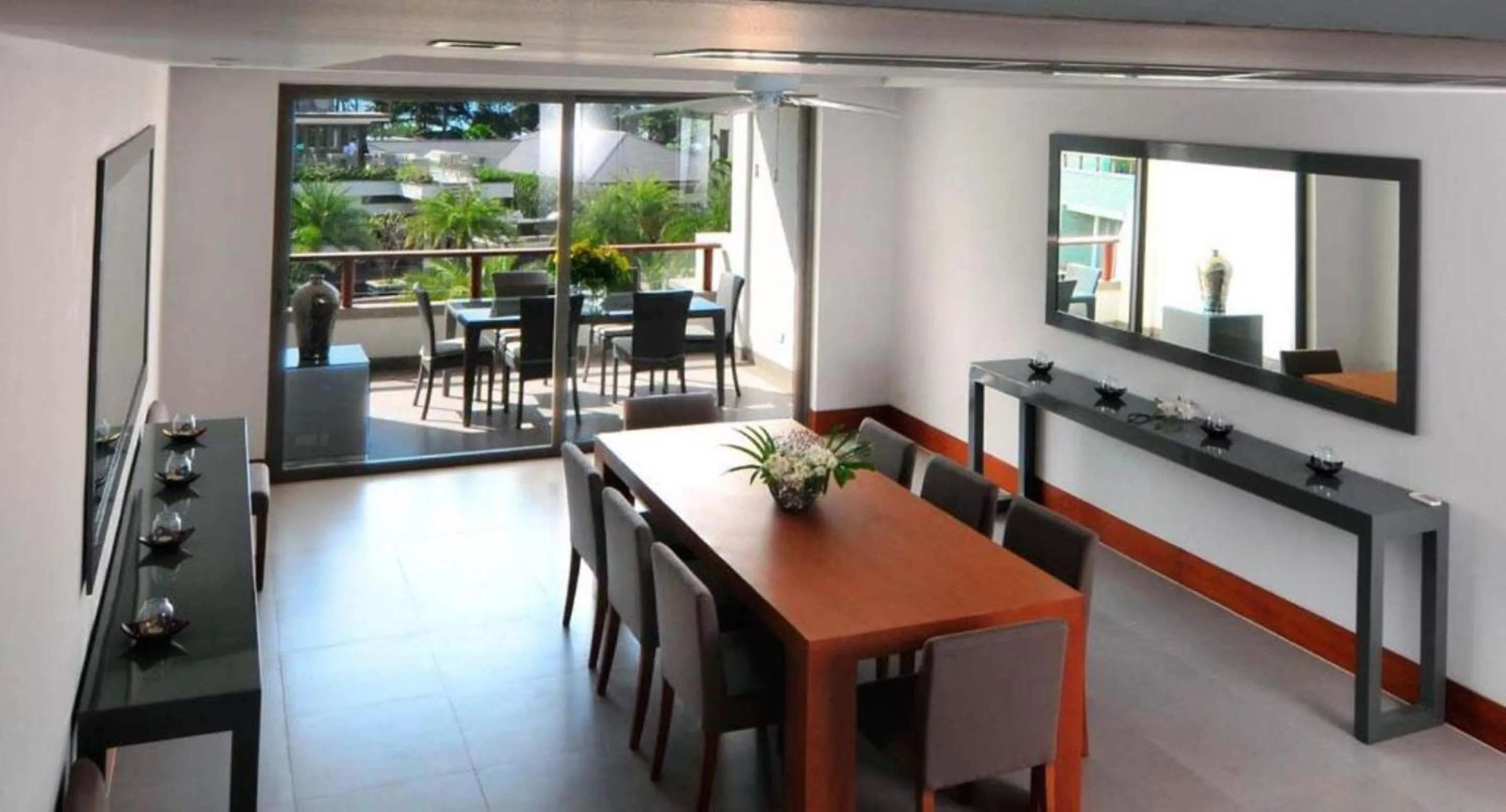 Dining area in Pearl of Naithon