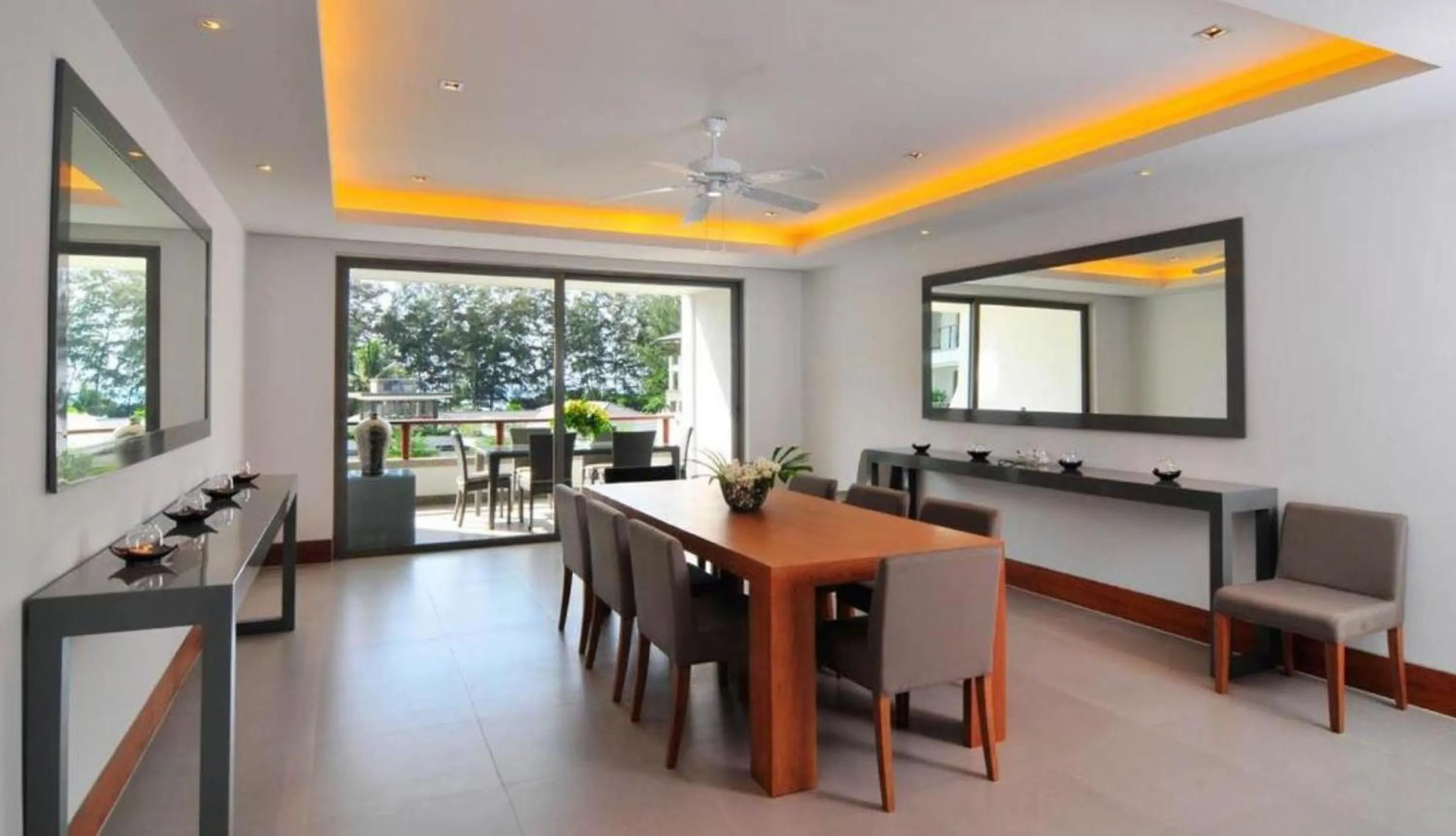 Dining area in Pearl of Naithon