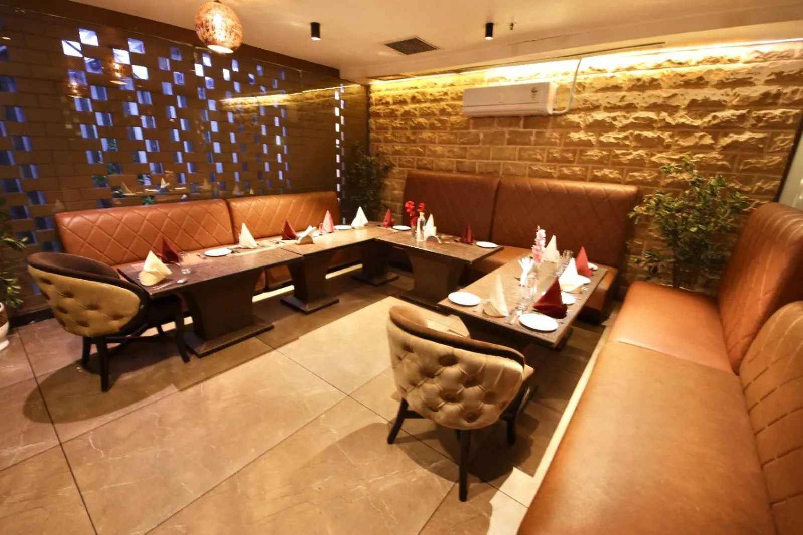 Restaurant/places to eat in Hotel Harmony Inn