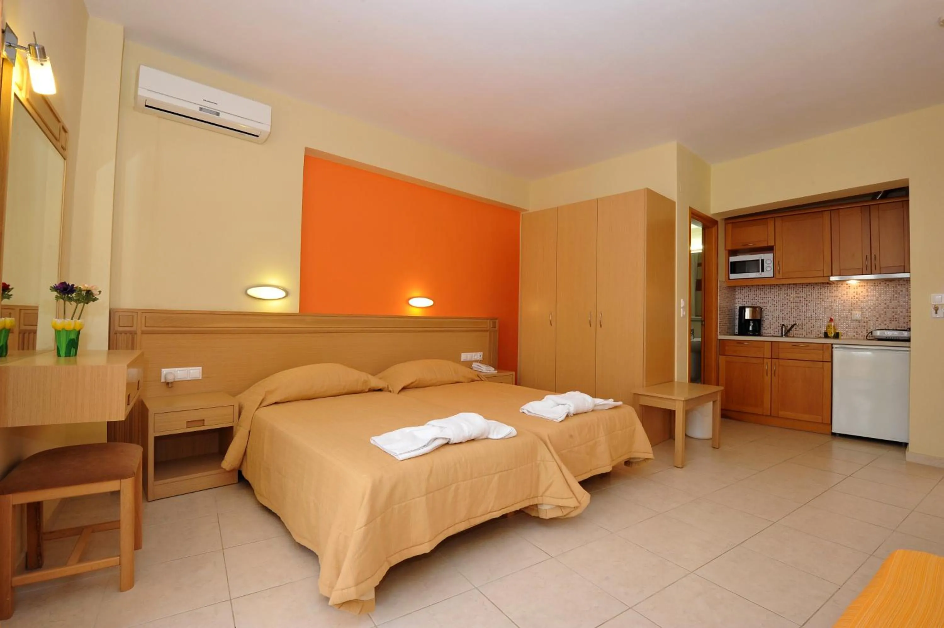 Photo of the whole room, Bed in Aristea Hotel