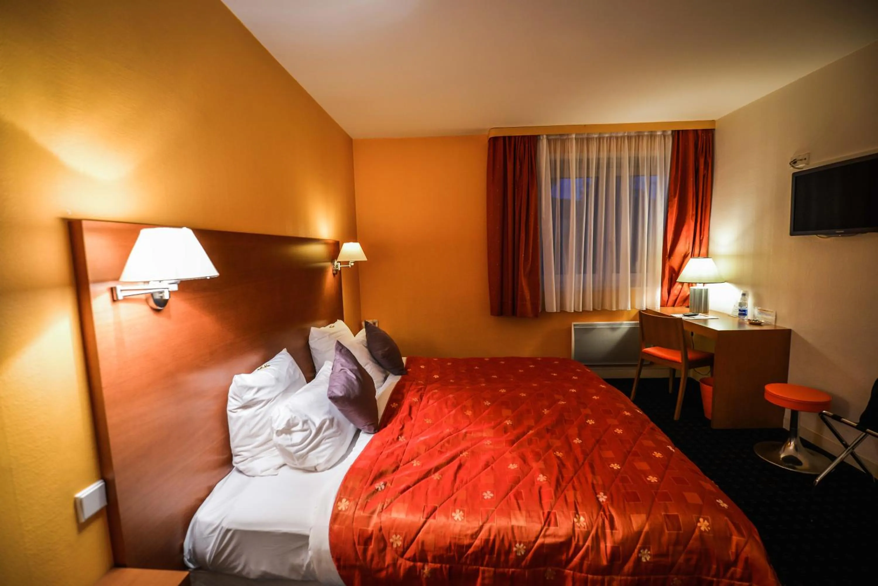 Bedroom, Bed in Hôtel Restaurant Logis La Palette