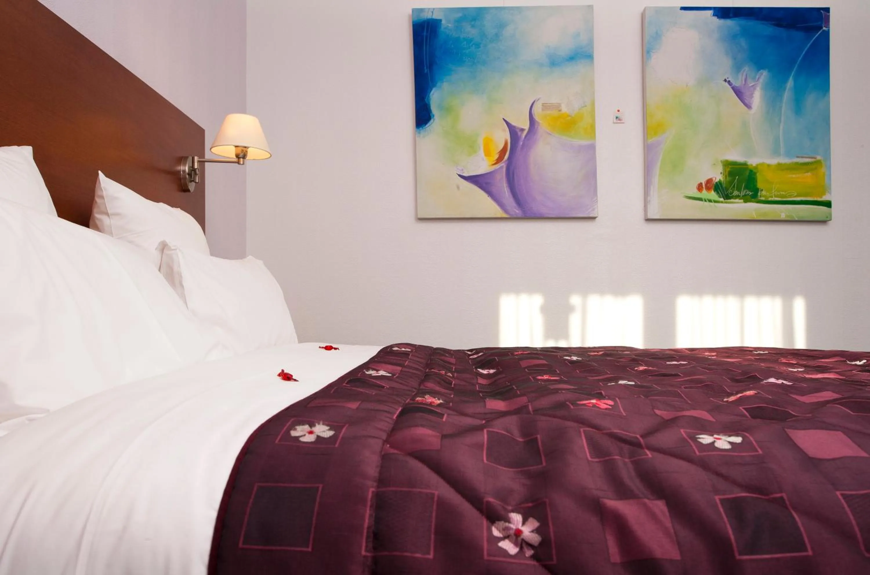 Bedroom, Bed in Hôtel Restaurant Logis La Palette