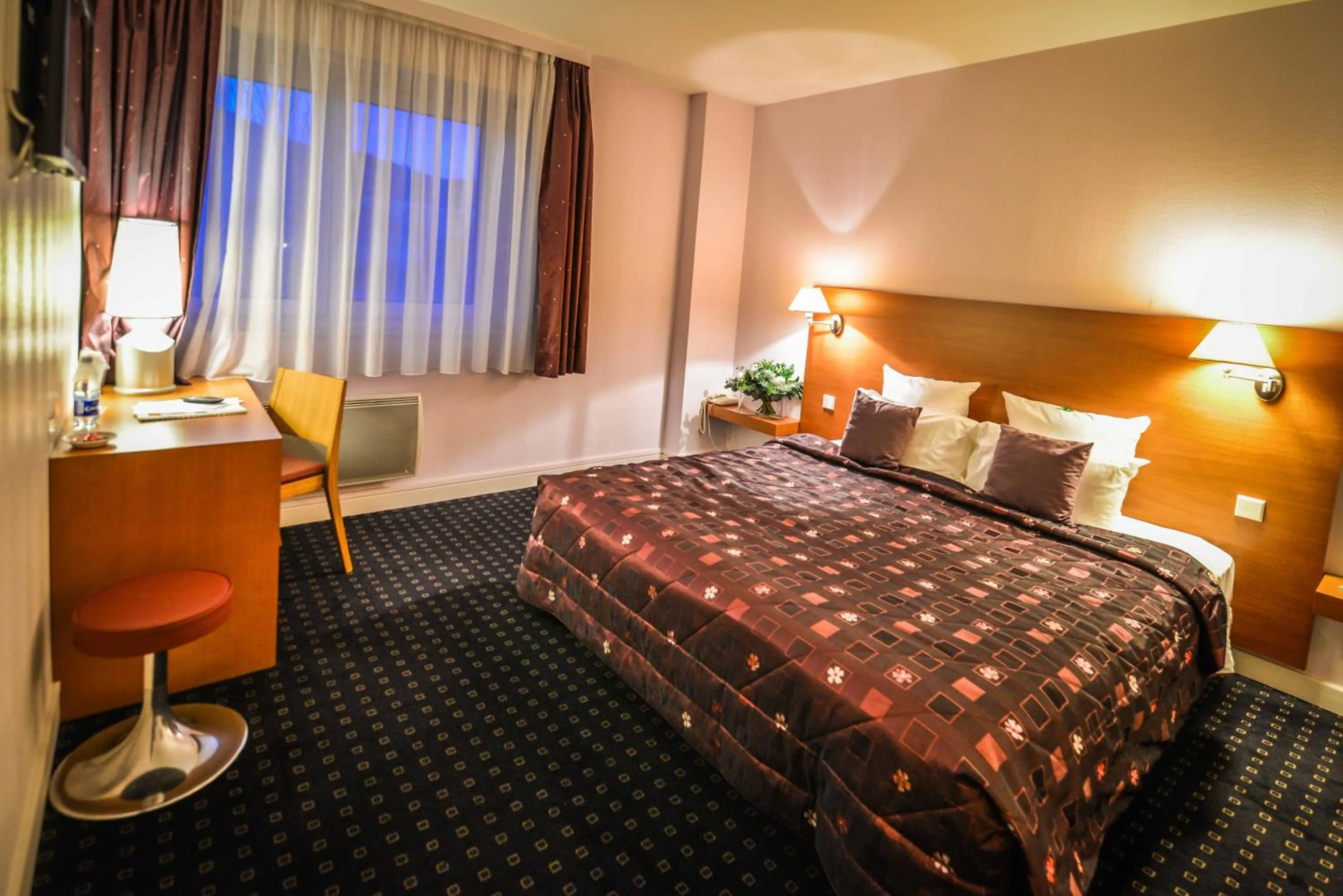 Bedroom, Bed in Hôtel Restaurant Logis La Palette