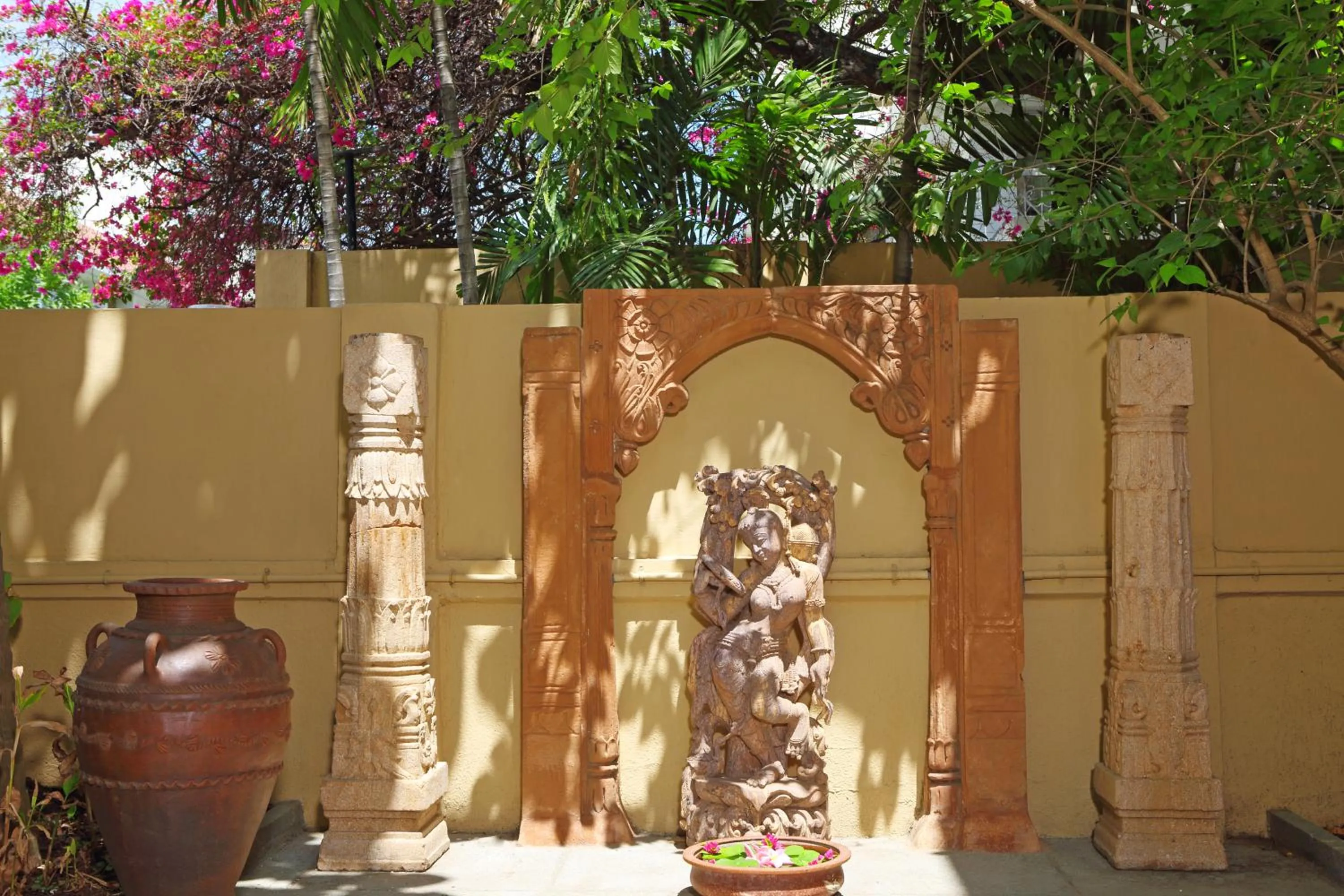 Day in Hanu Reddy Residences Wallace Garden