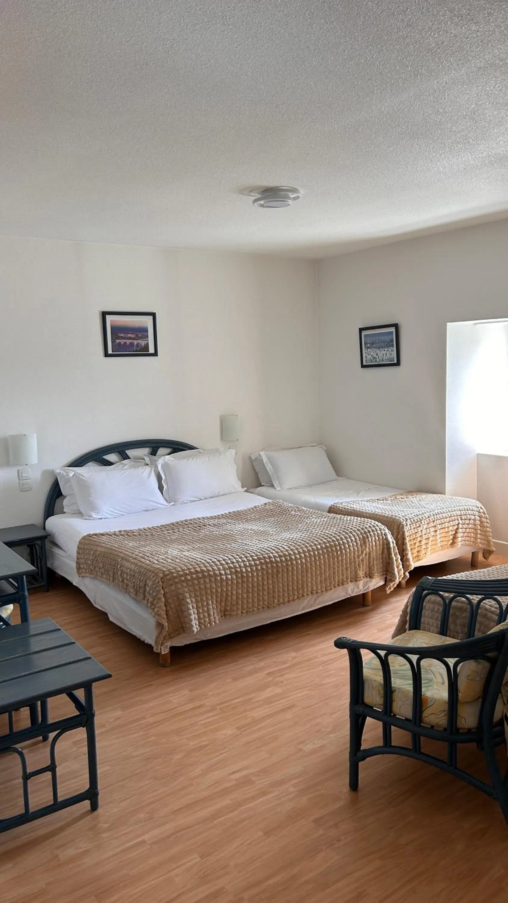 Bed in Hotel Du Rocher