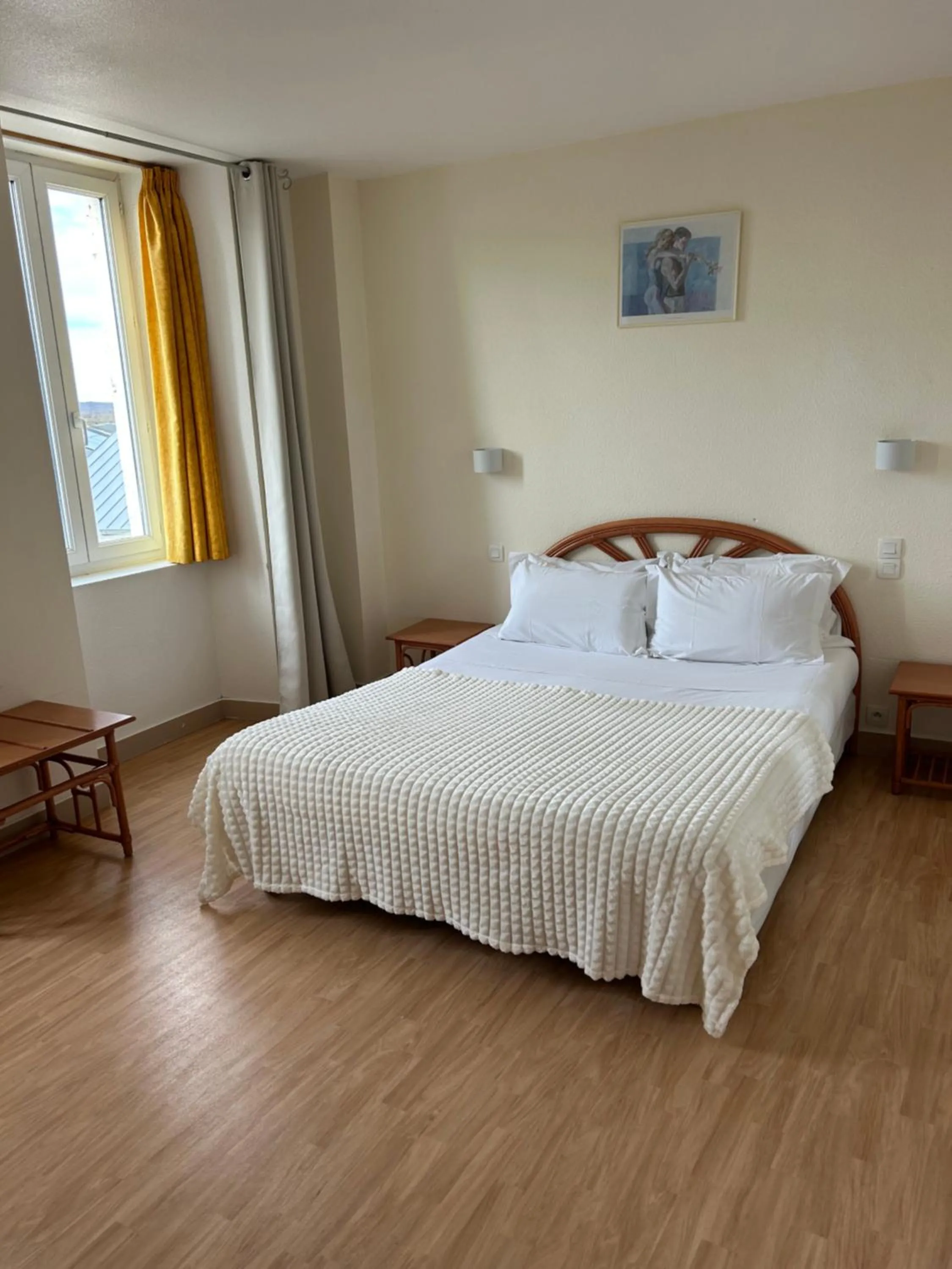Property building, Bed in Hotel Du Rocher