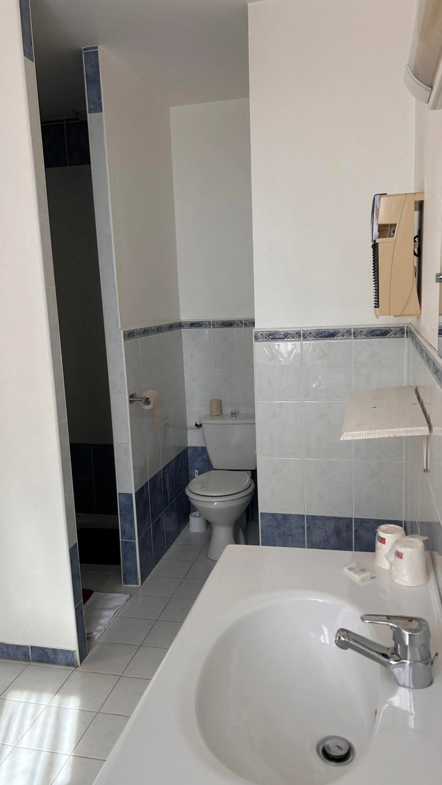 Shower in Hotel Du Rocher