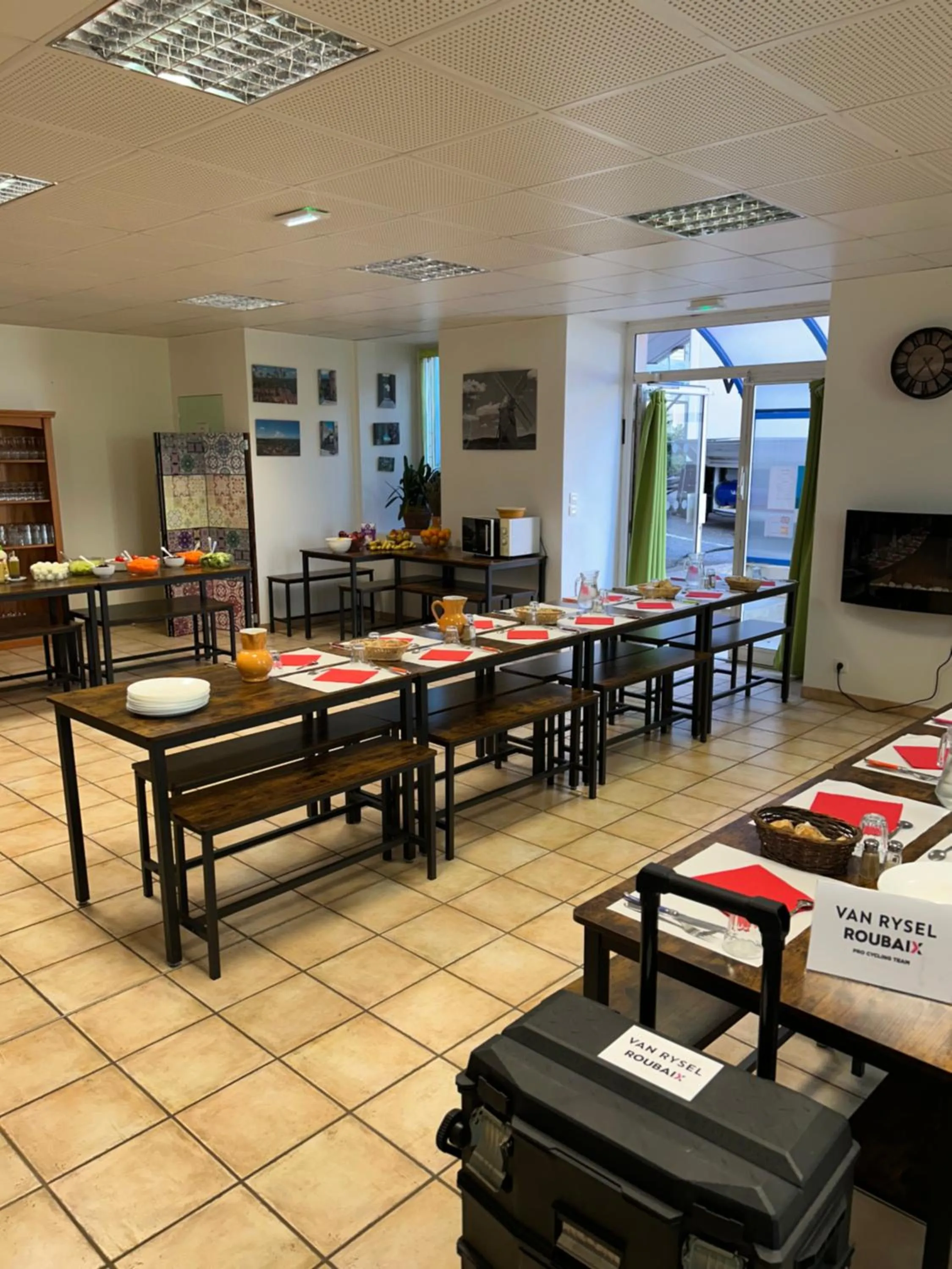 Restaurant/places to eat in Hotel Du Rocher