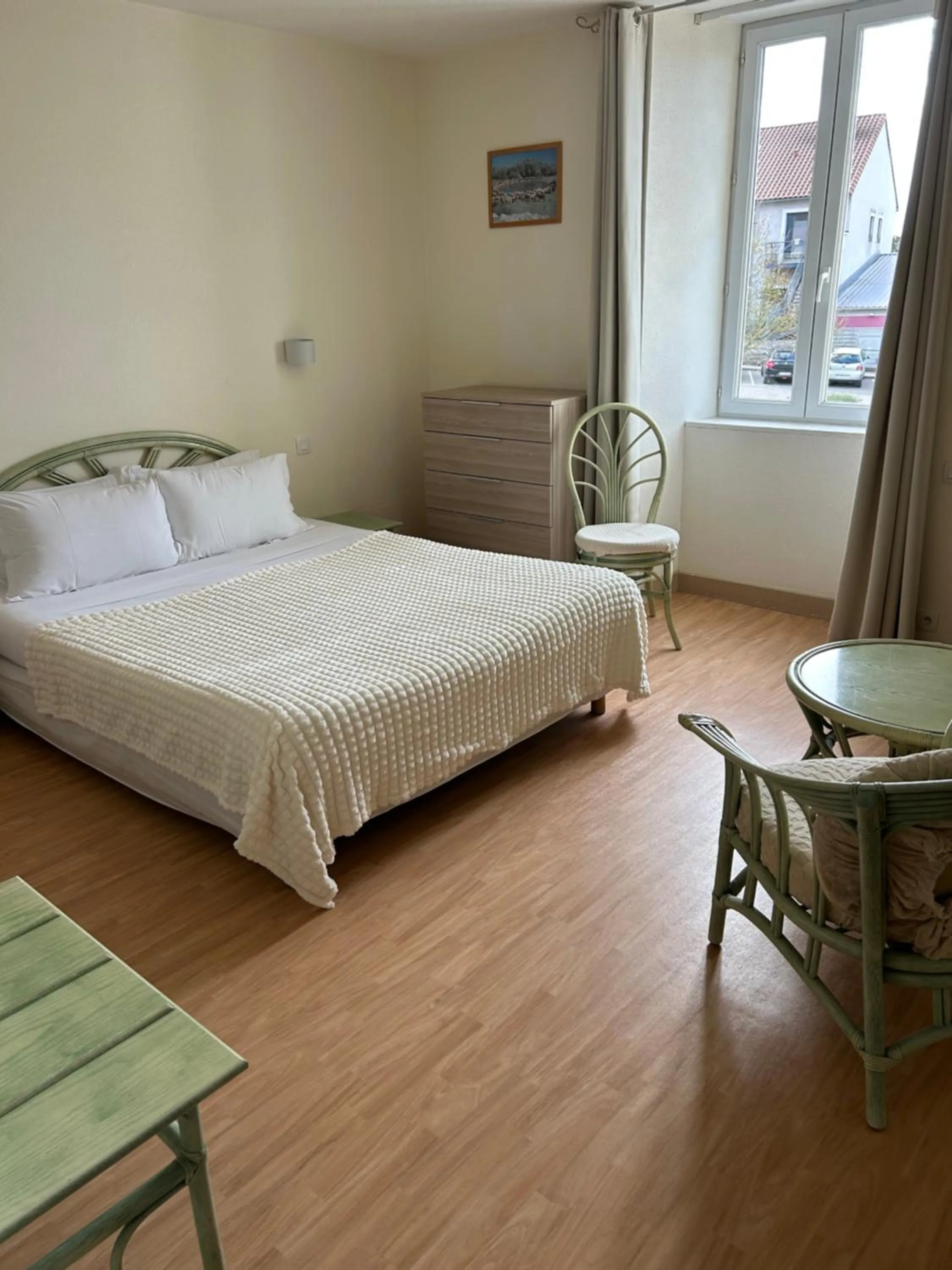 Property building, Bed in Hotel Du Rocher