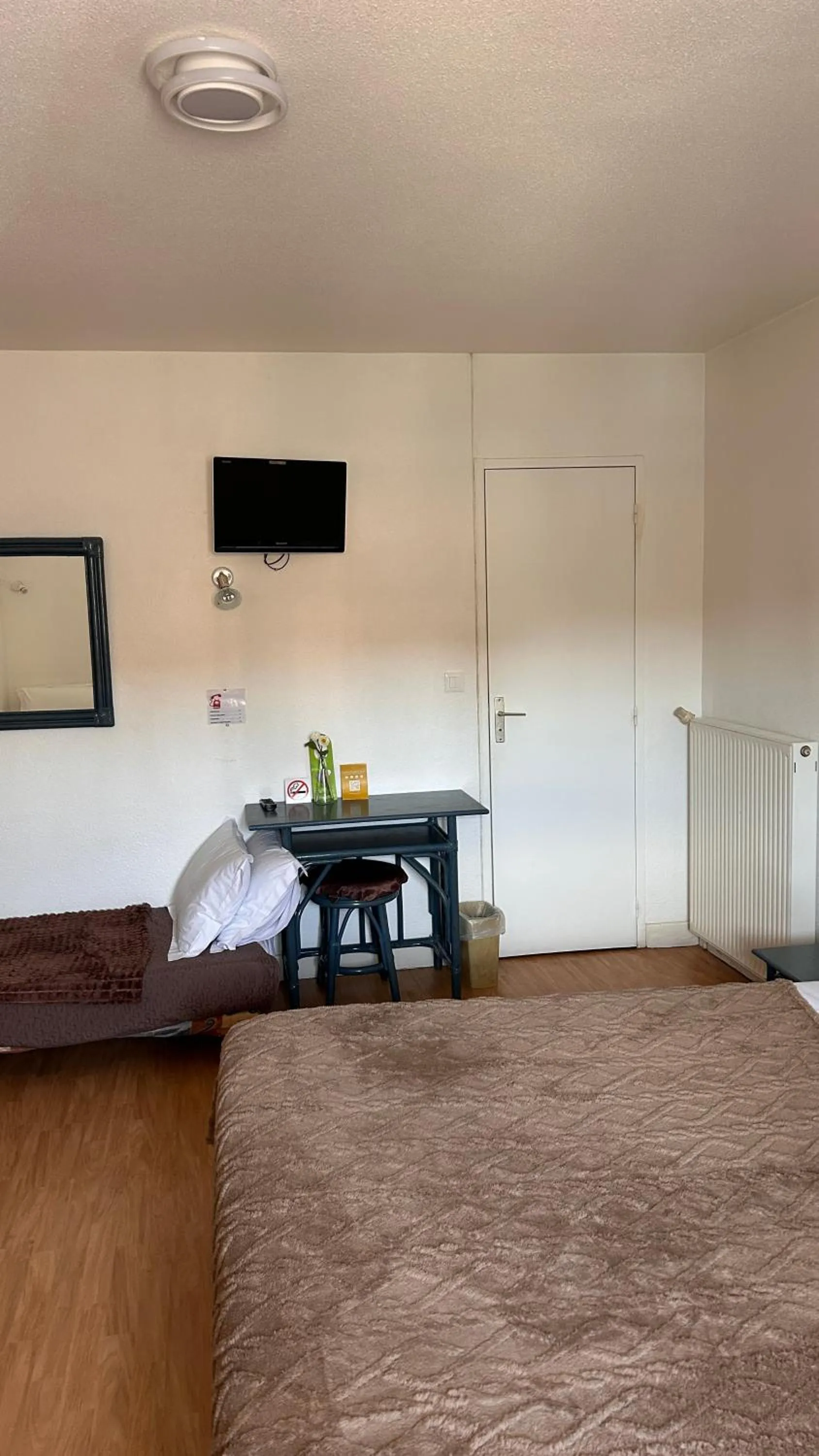 Property building, Bed in Hotel Du Rocher