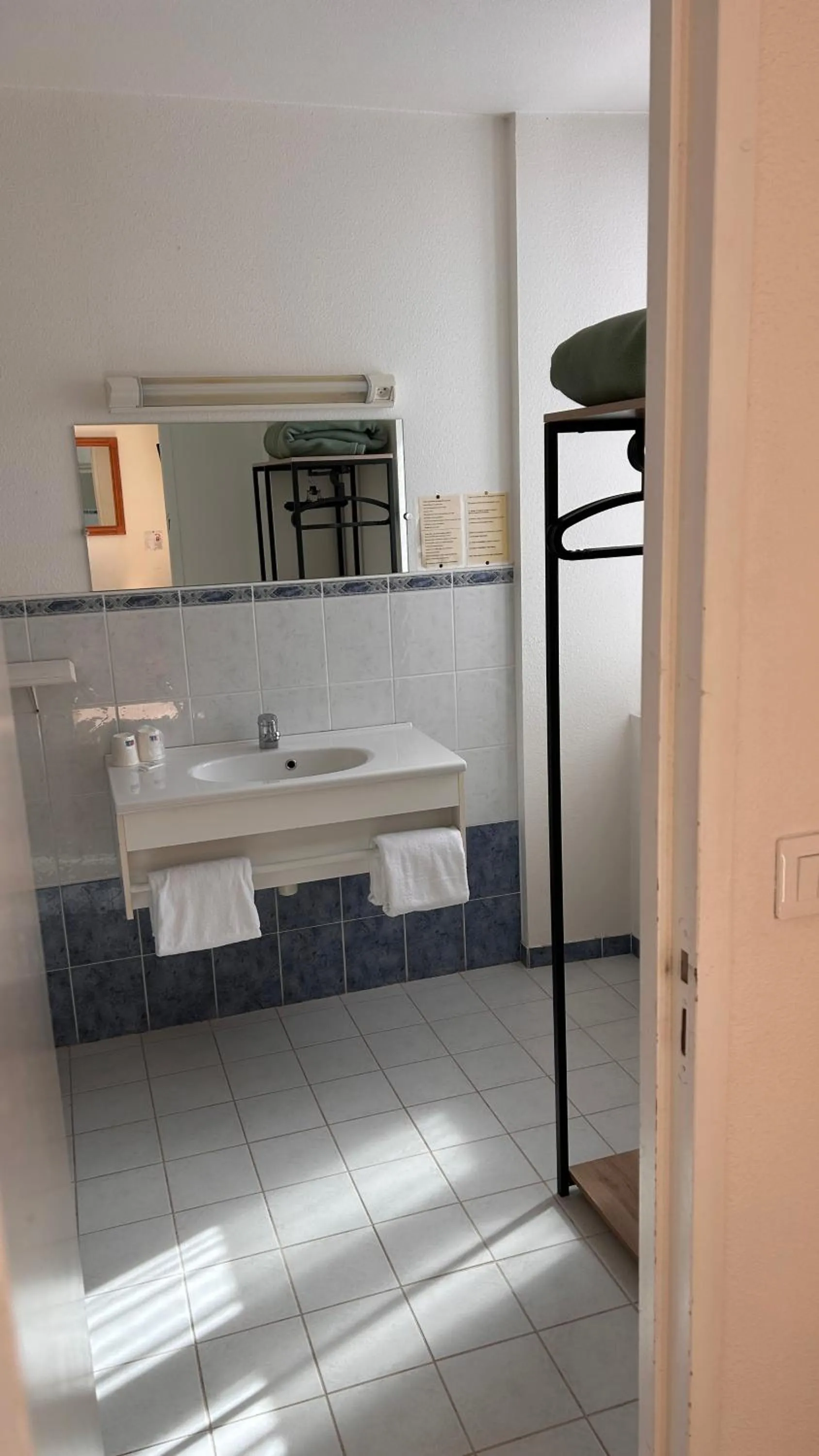 Shower in Hotel Du Rocher