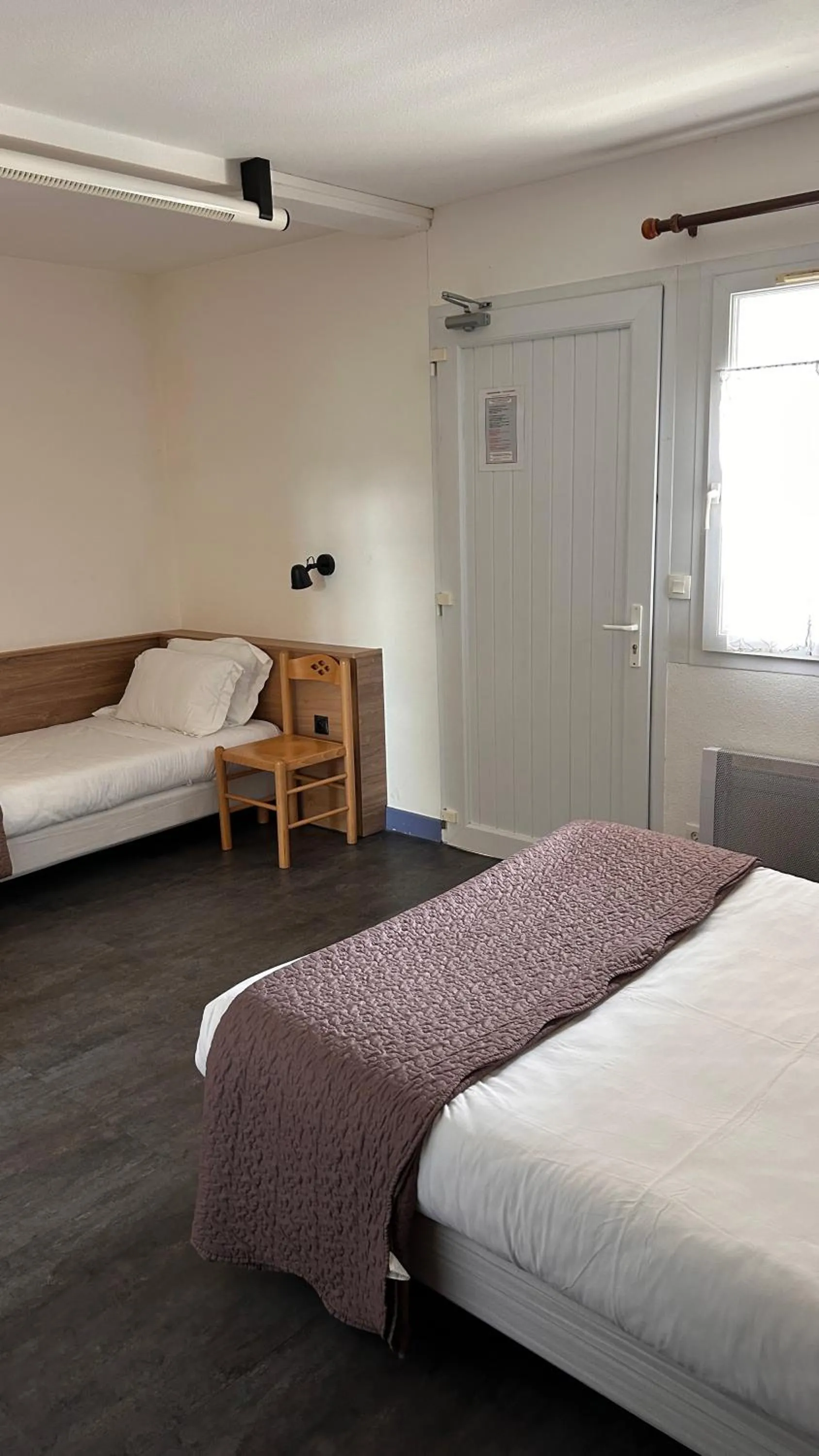 Facility for disabled guests, Bed in Hotel Du Rocher