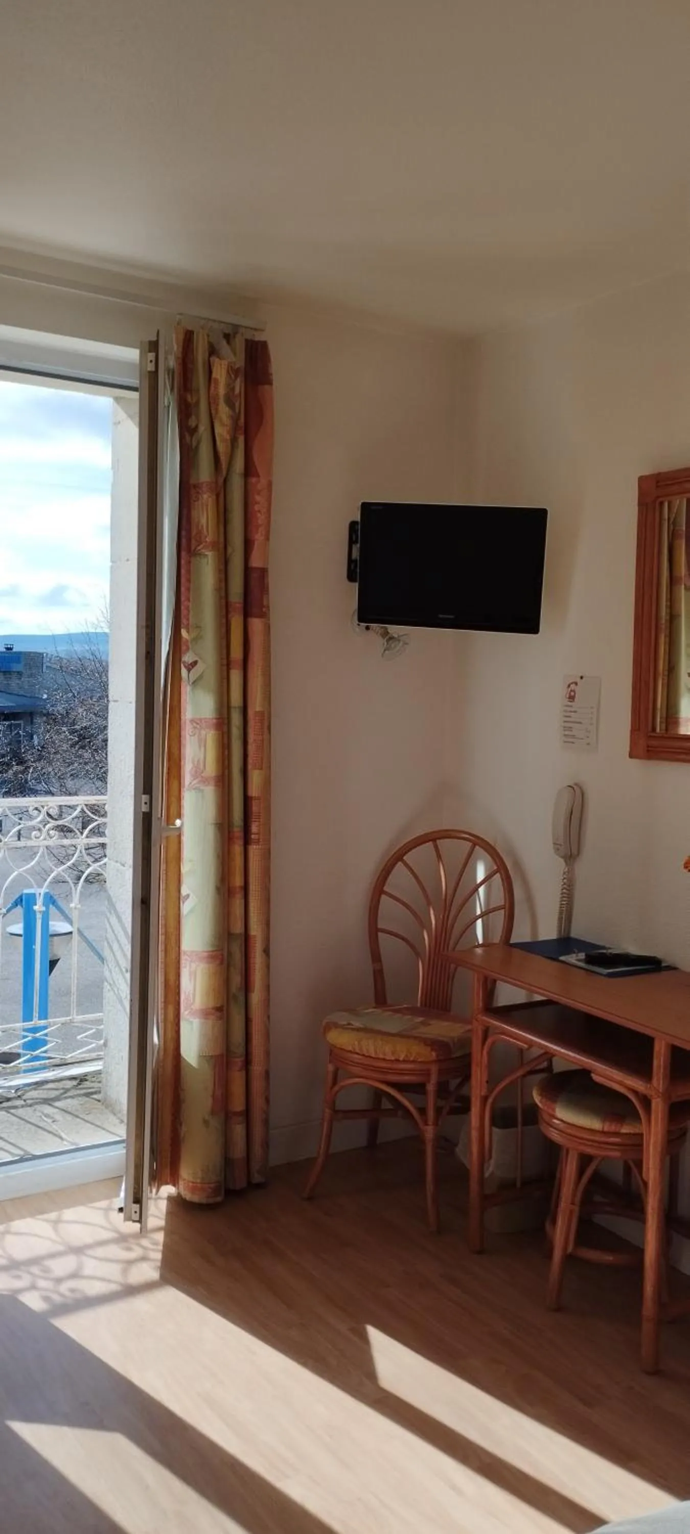 TV and multimedia in Hotel Du Rocher
