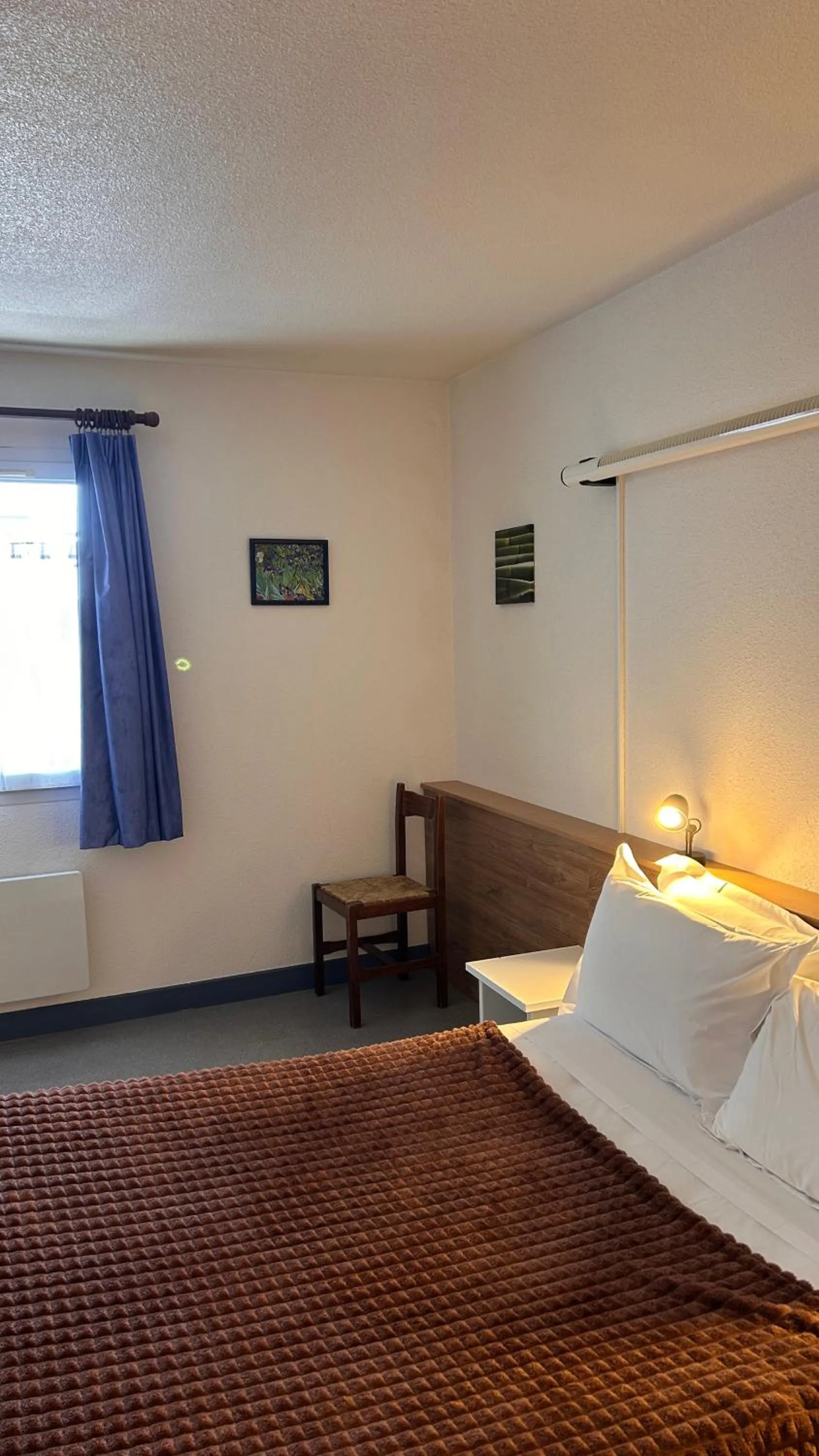 Bed in Hotel Du Rocher