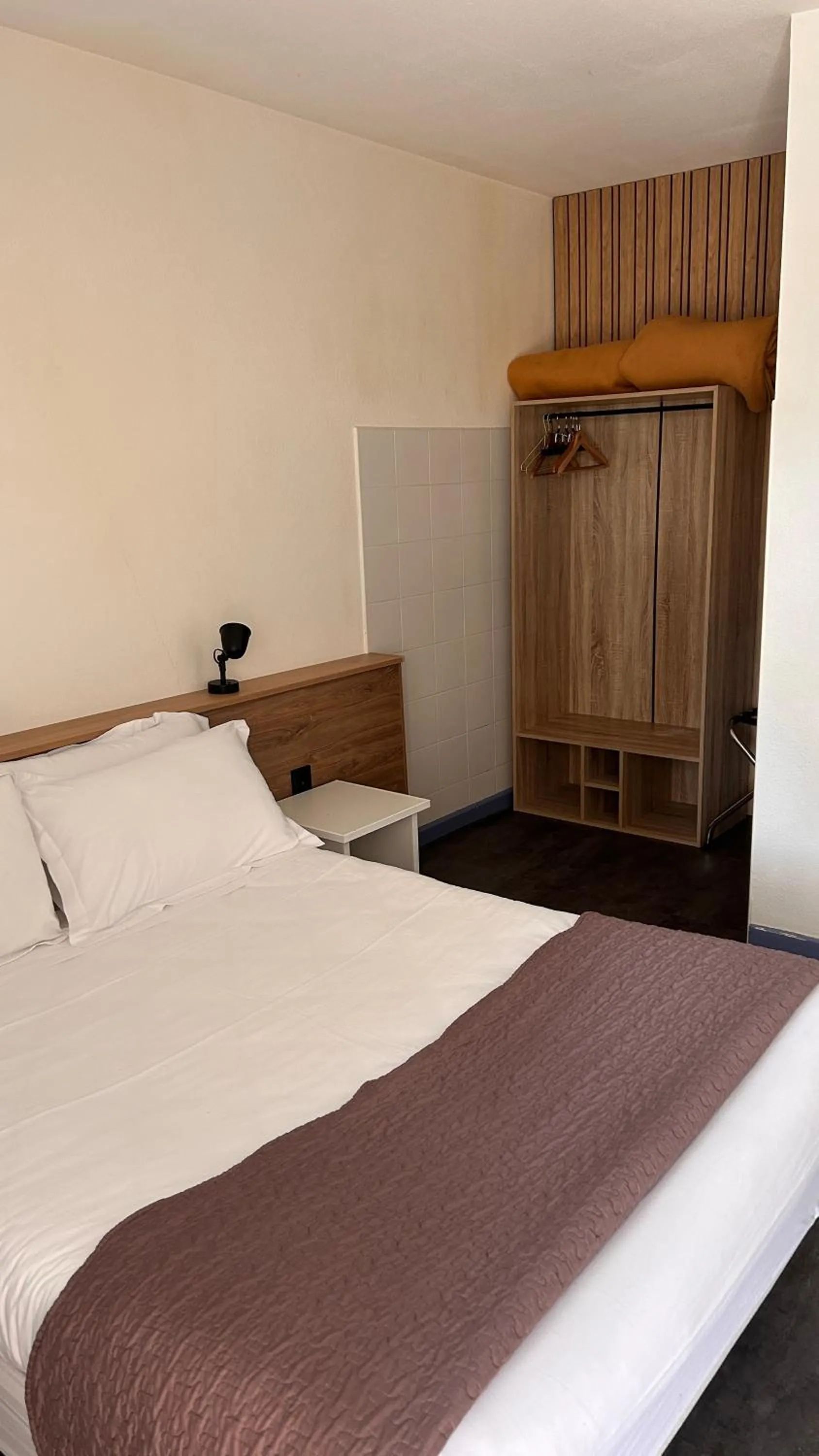 Facility for disabled guests, Bed in Hotel Du Rocher