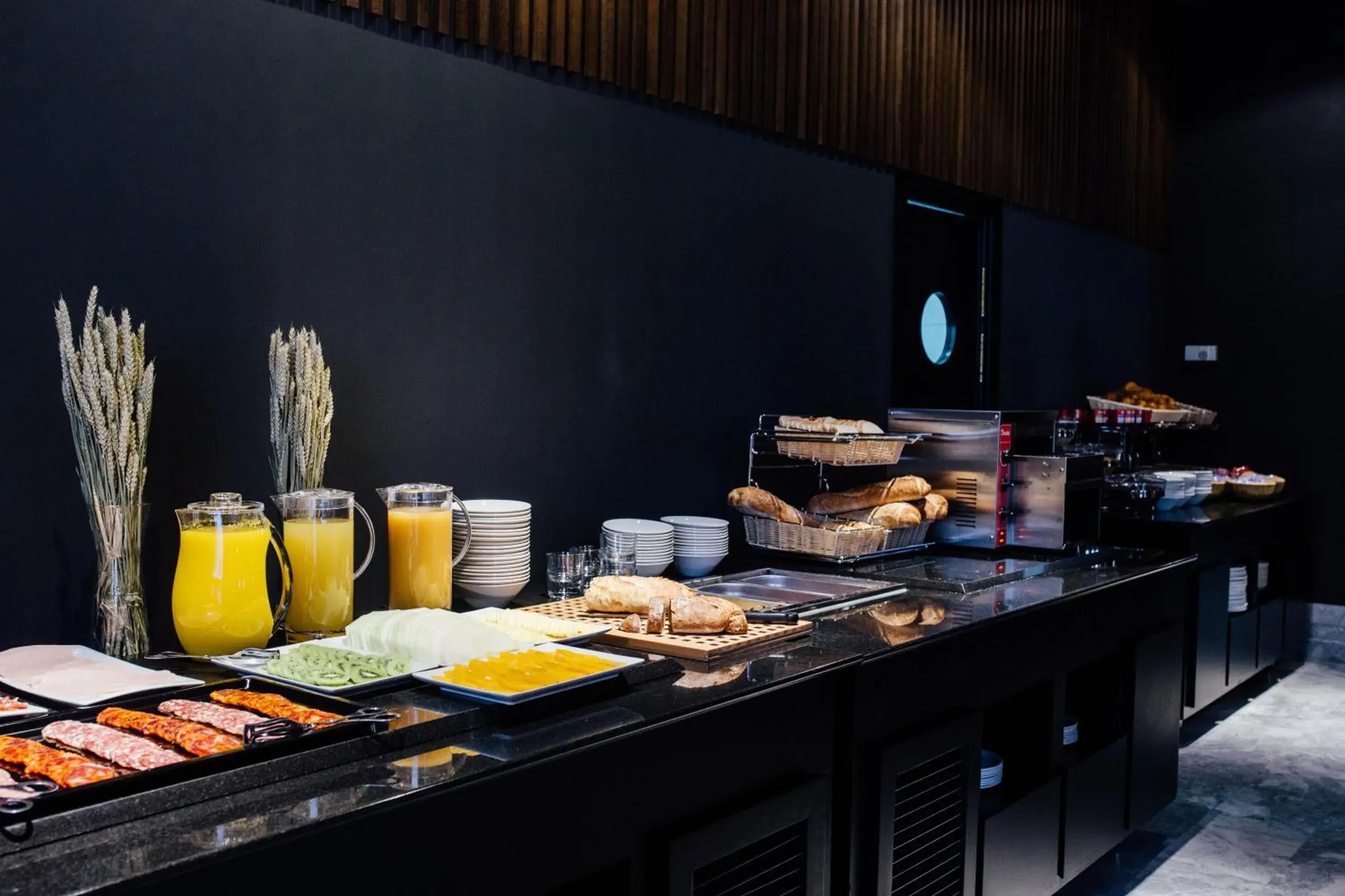 Restaurant/places to eat in Hotel Malcom and Barret Restaurant/places to eat in Hotel Malcom and Barret