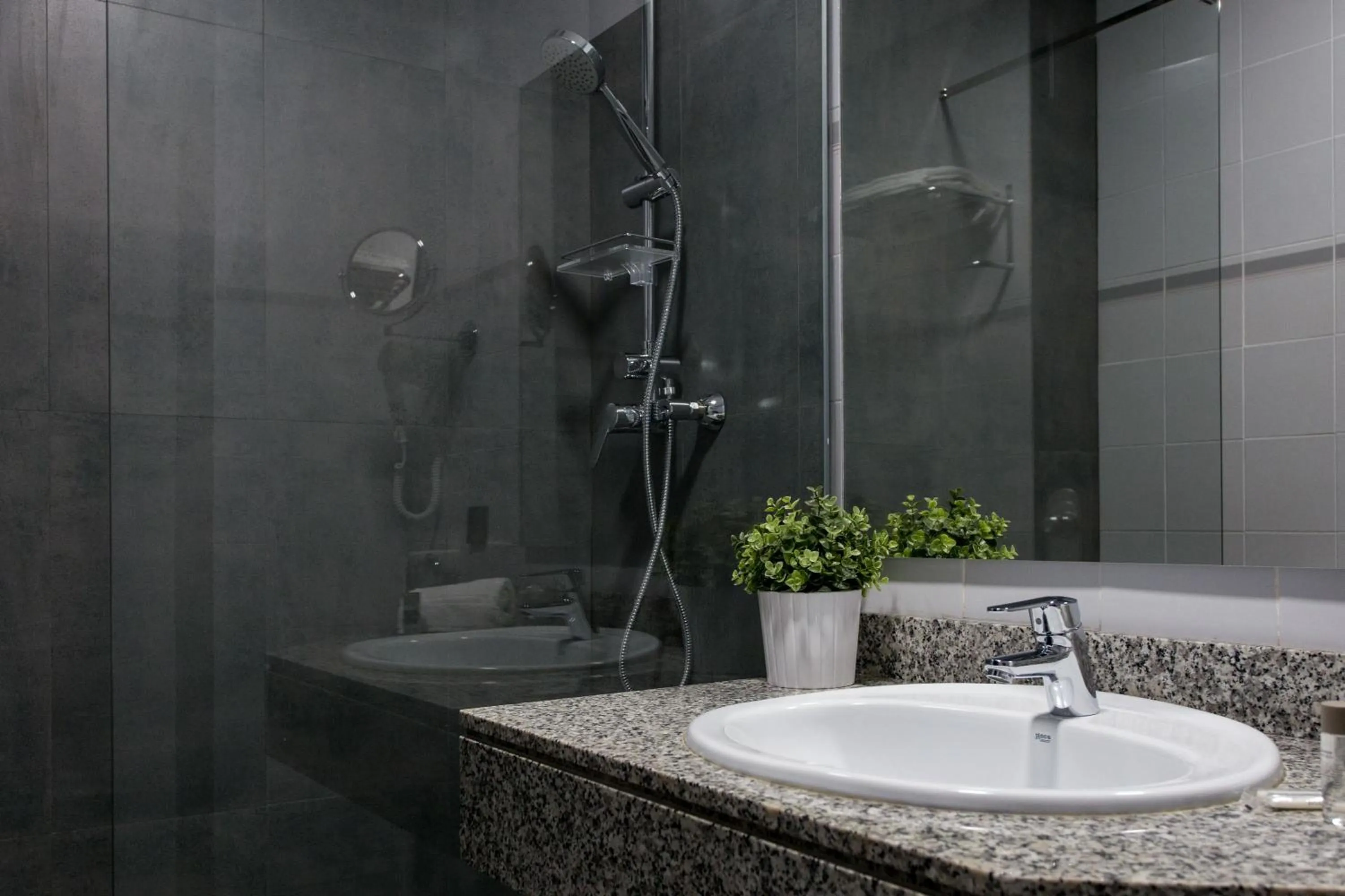 Shower in Hotel Malcom and Barret