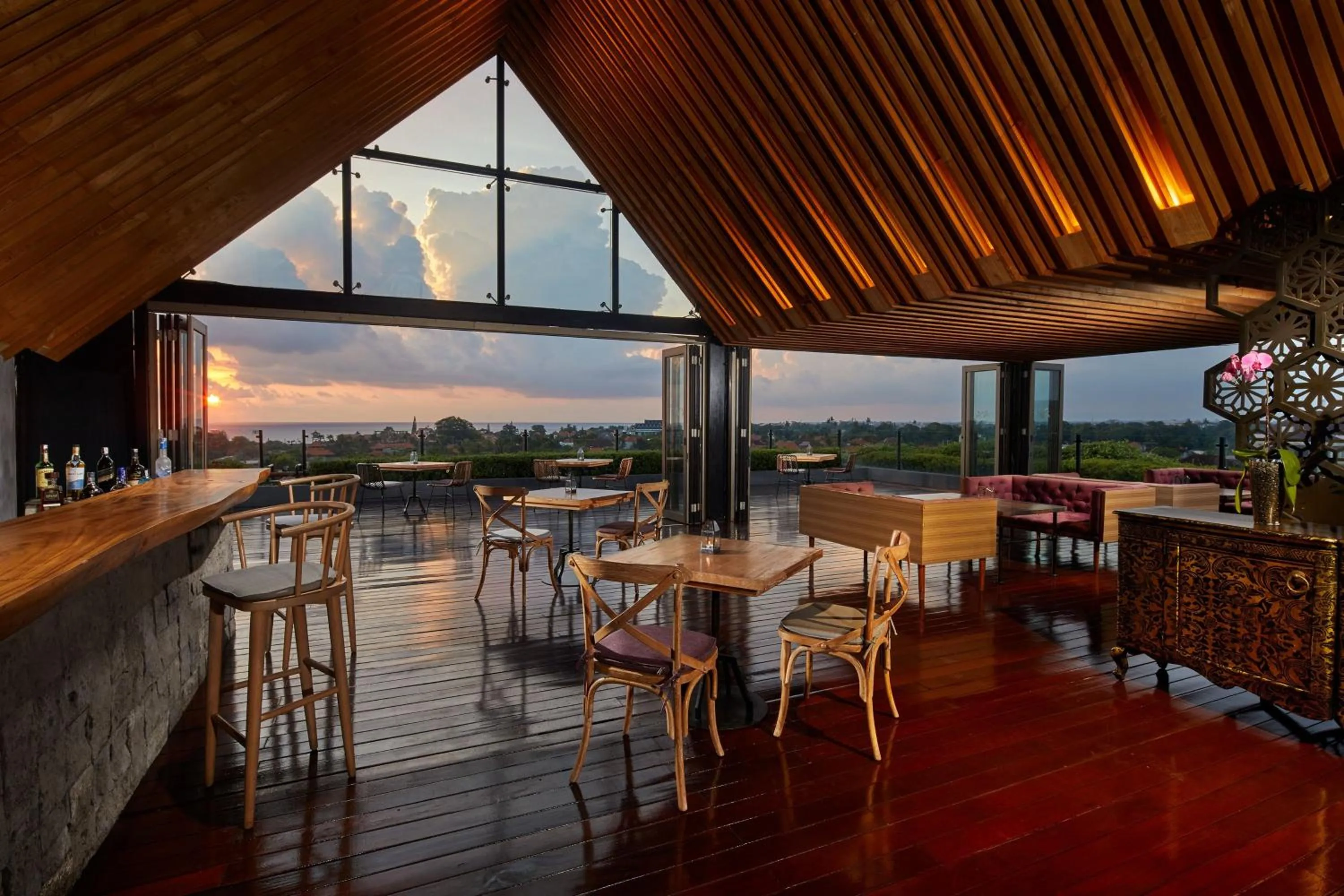 Lounge or bar in Four Points by Sheraton Bali, Seminyak