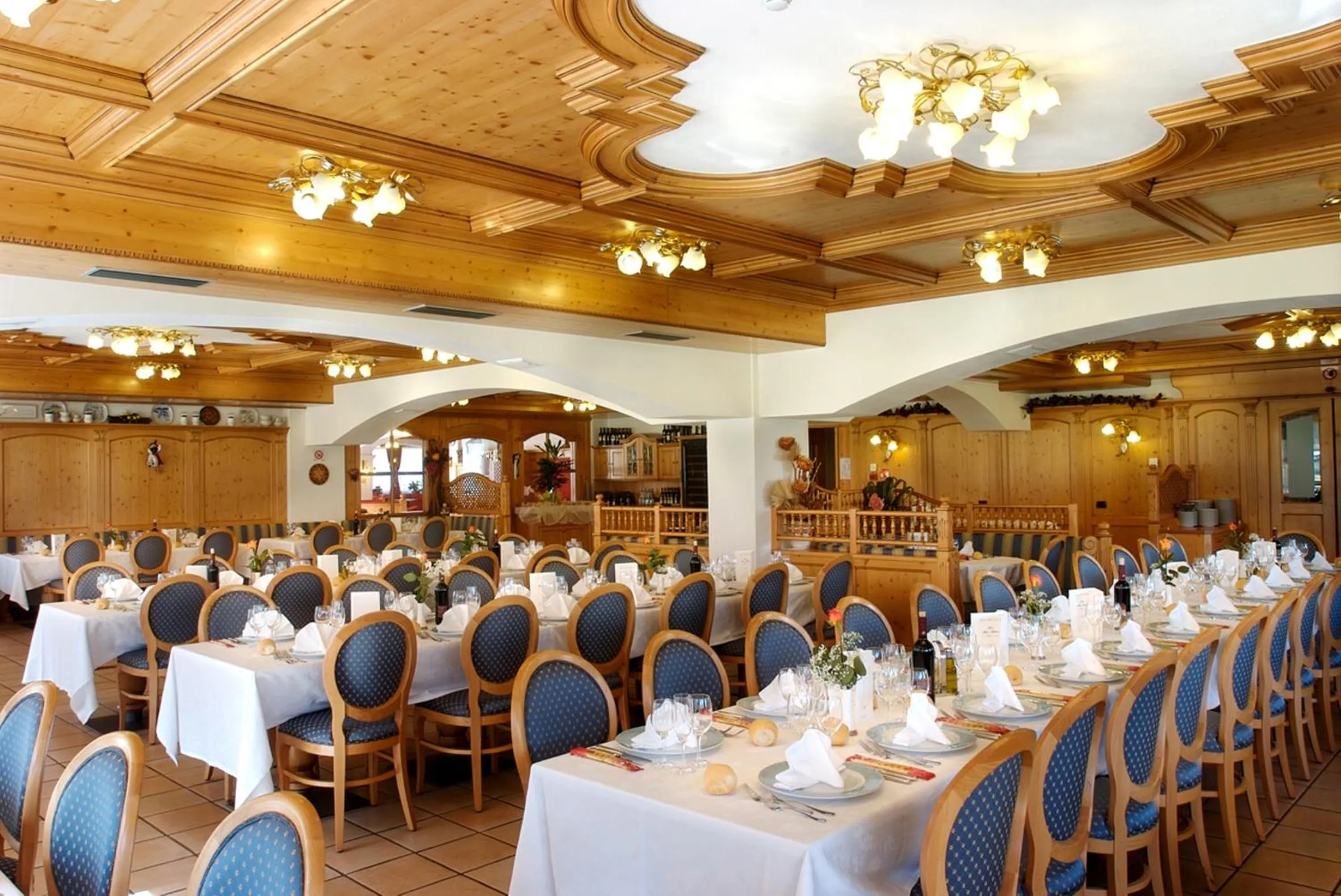 Restaurant/places to eat in Sport Hotel Cristal